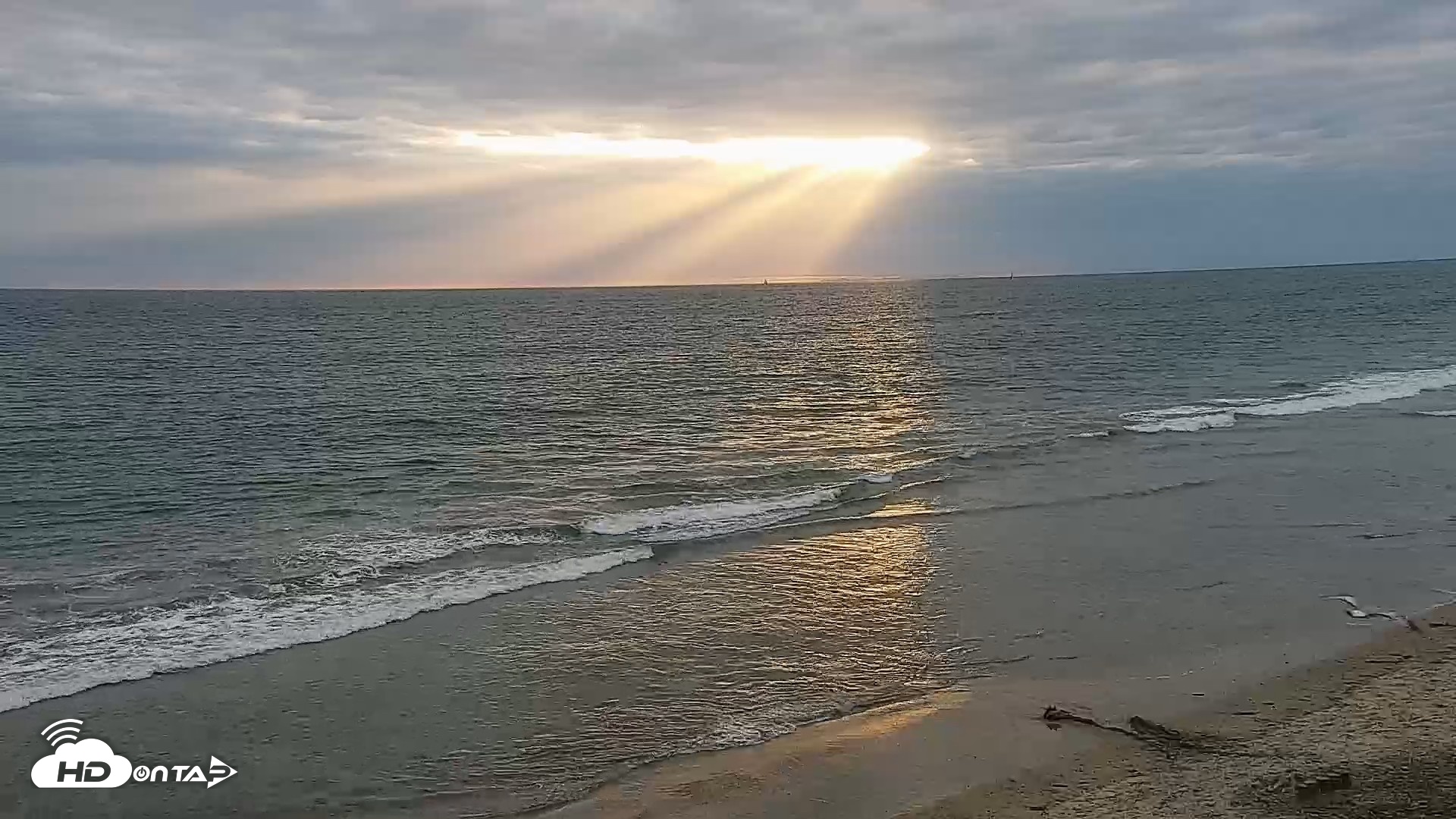 Snapshot of Carlsbad Beach Surf Live Webcam taken May 3, 2026, 6:59pm PDT