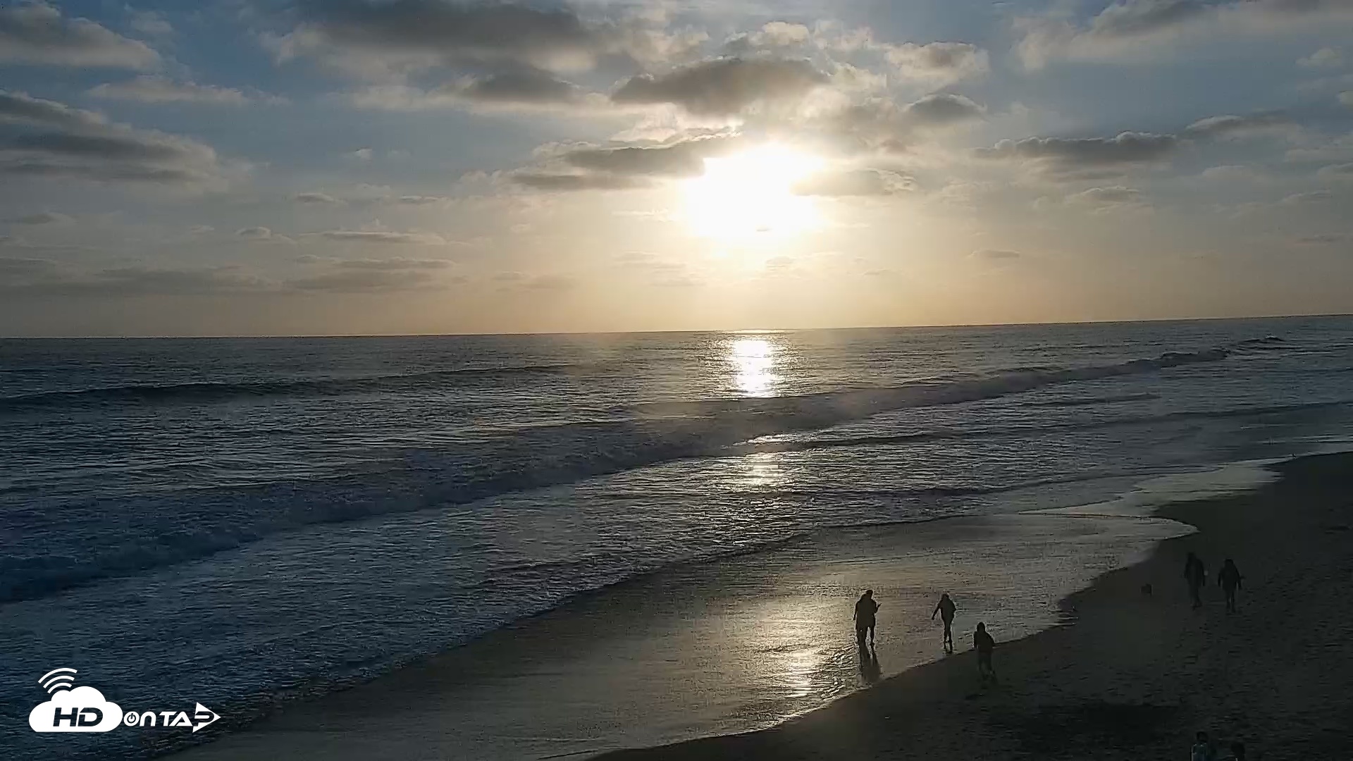 Snapshot of Carlsbad Beach Surf Live Webcam taken Jun 8, 2026, 7:23pm PDT