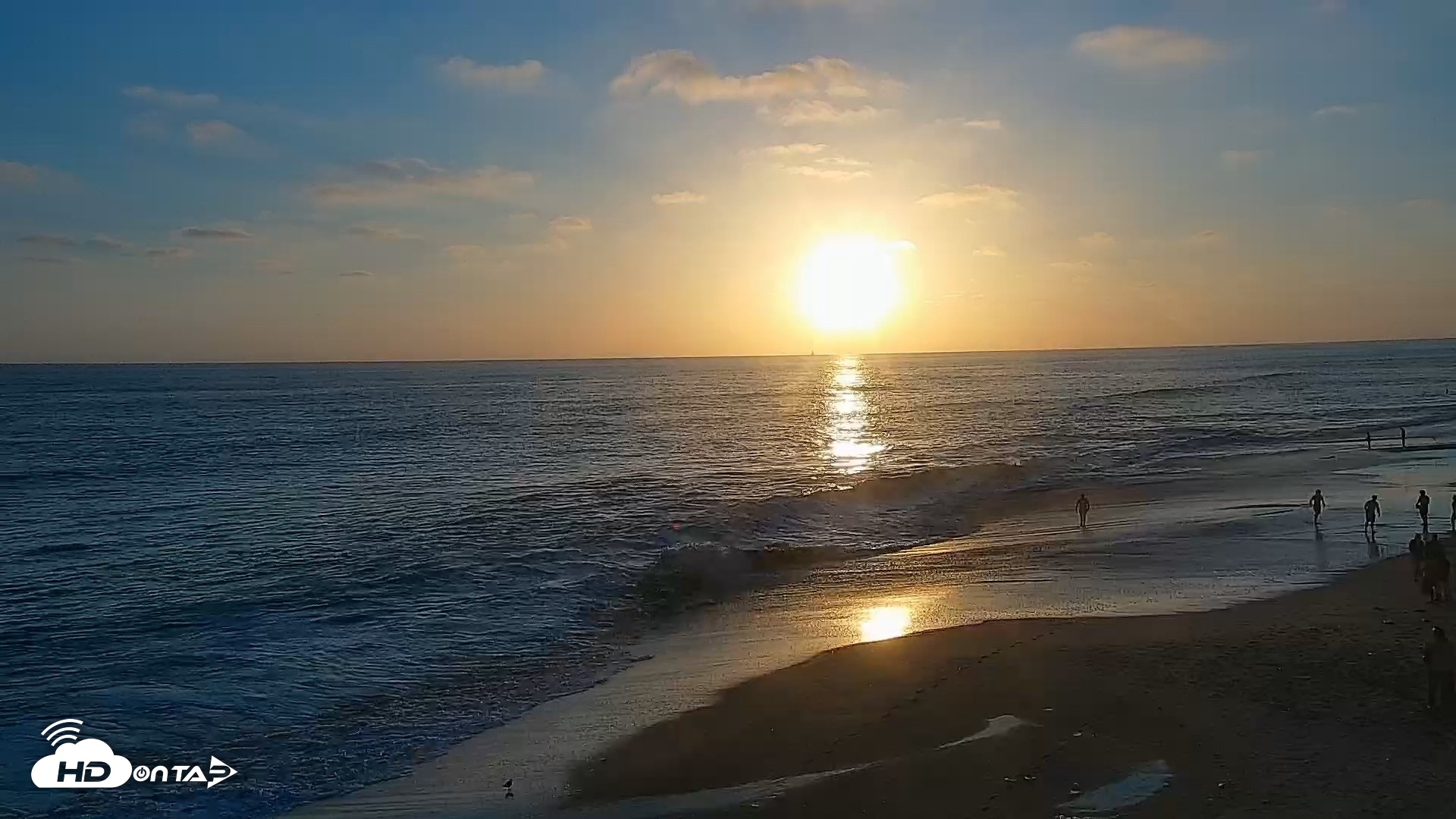Snapshot of Carlsbad Beach Surf Live Webcam taken Jul 10, 2026, 7:45pm PDT