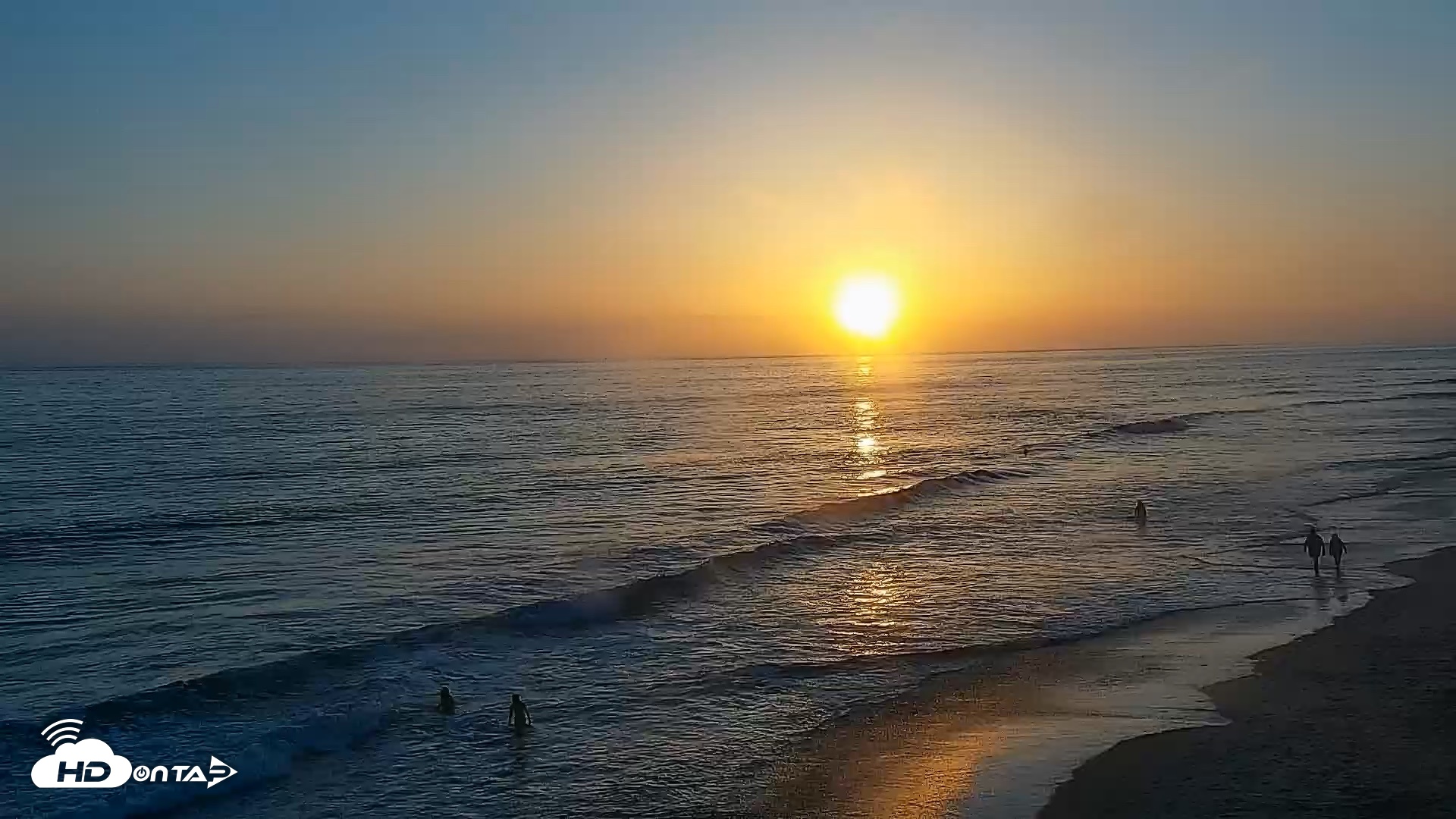 Snapshot of Carlsbad Beach Surf Live Webcam taken May 31, 2026, 7:42pm PDT