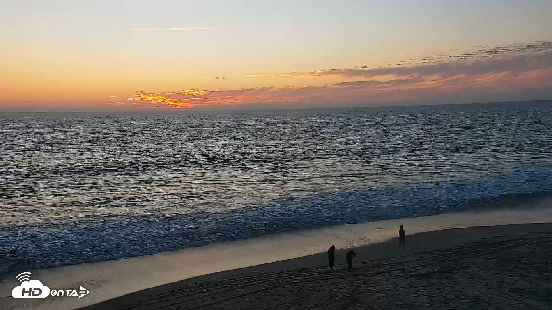 Snapshot of Carlsbad Beach Surf Live Webcam taken Nov 3, 2025, 4:59pm PST