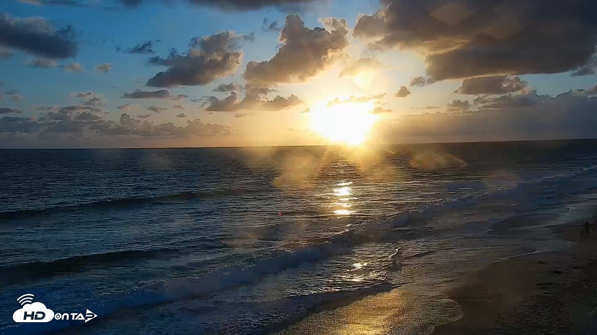 Snapshot of Carlsbad Beach Surf Live Webcam taken May 27, 2026, 7:38pm PDT