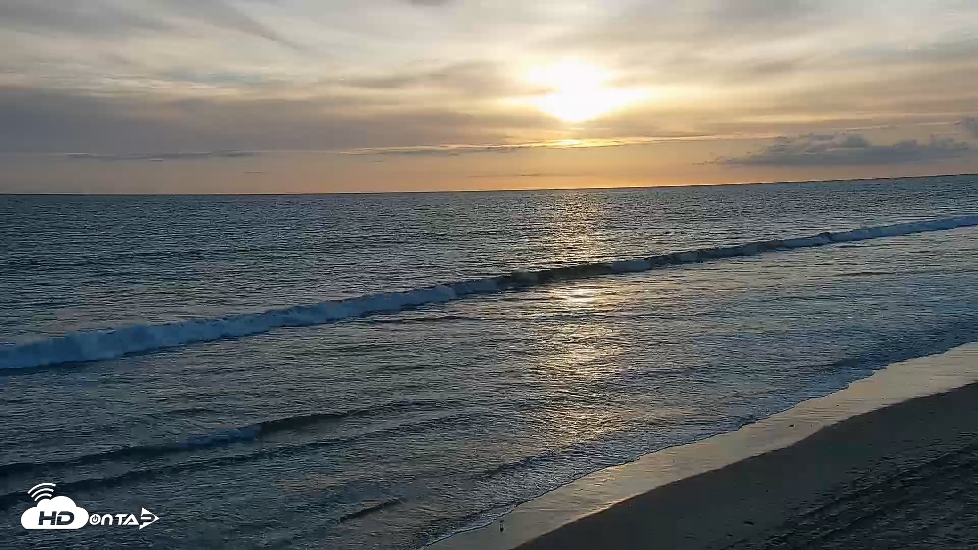 Snapshot of Carlsbad Beach Surf Live Webcam taken Apr 20, 2026, 7:01pm PDT