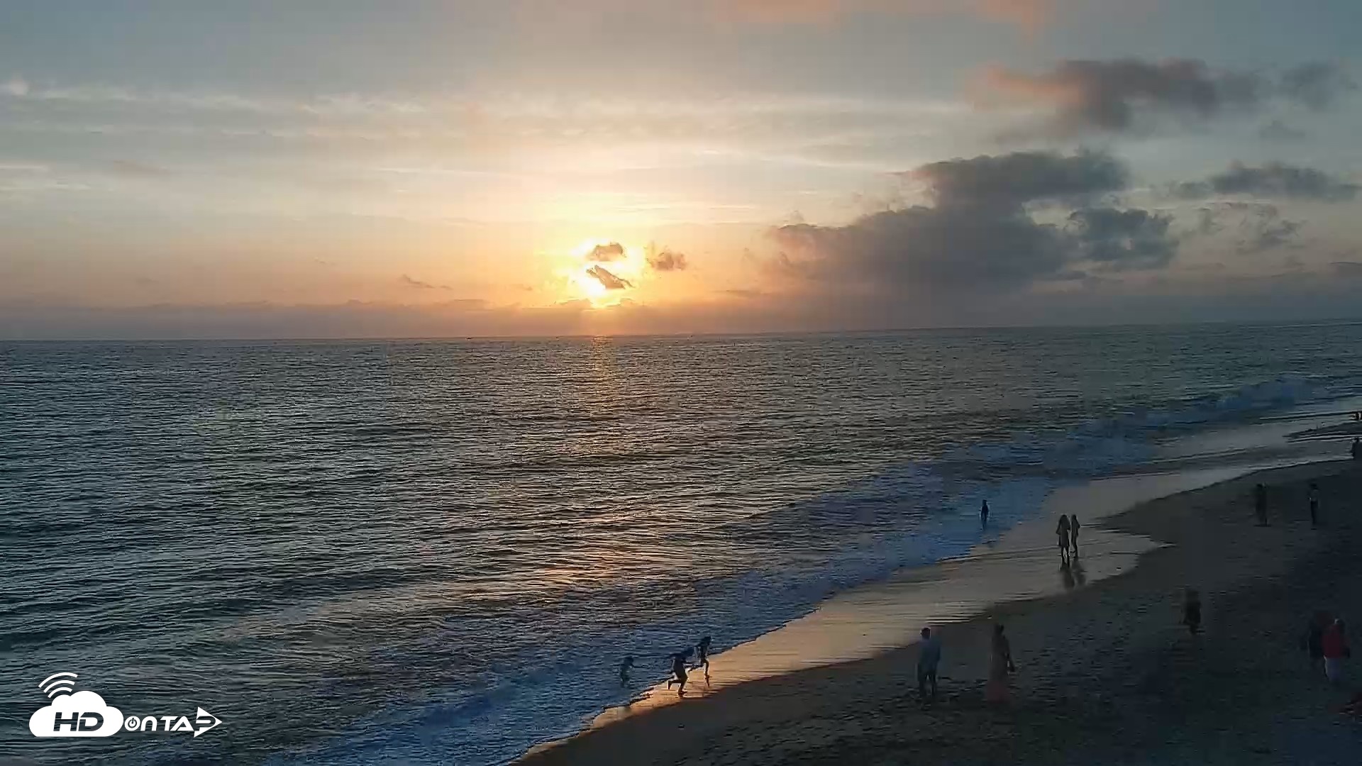Snapshot of Carlsbad Beach Surf Live Webcam taken Aug 10, 2026, 7:28pm PDT