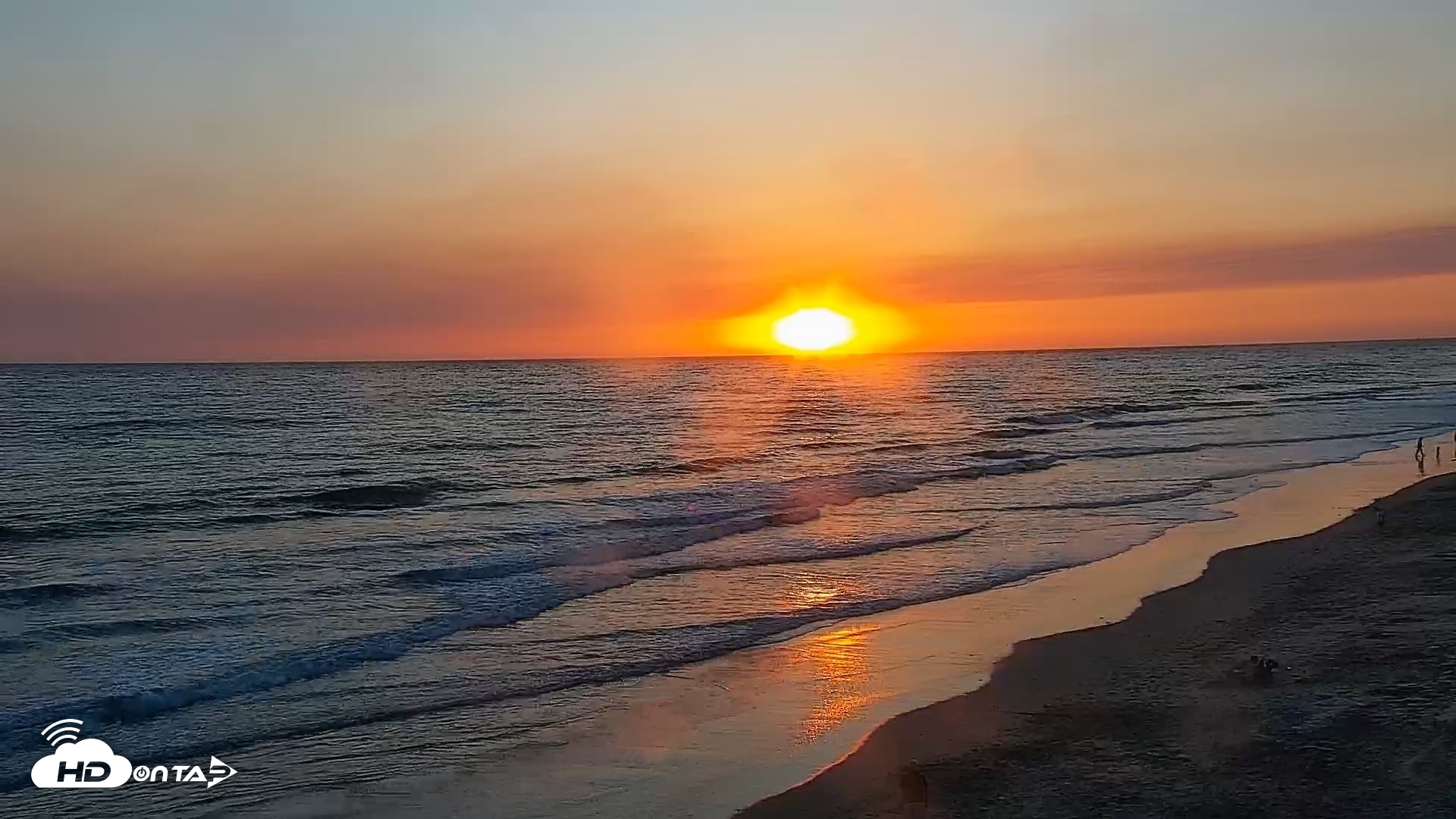 Snapshot of Carlsbad Beach Surf Live Webcam taken May 19, 2026, 7:39pm PDT
