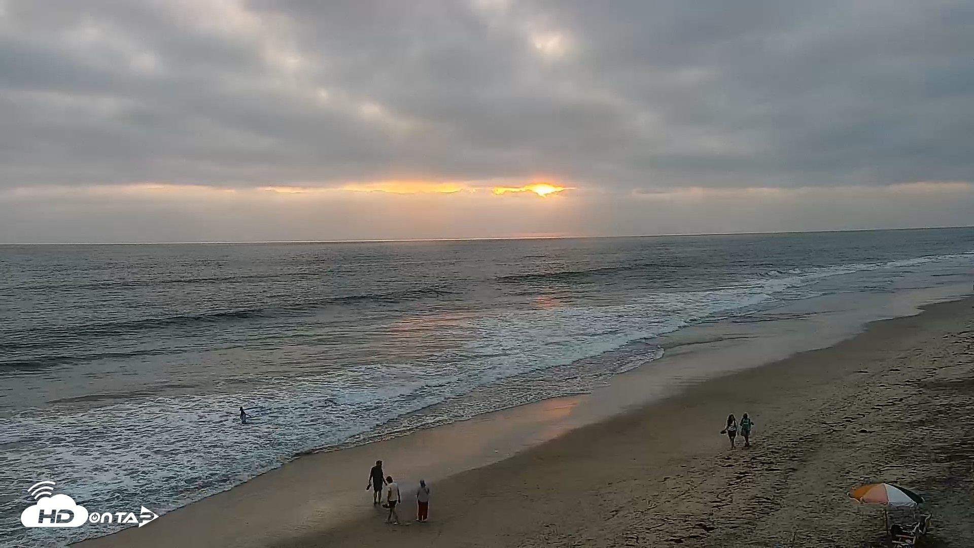 Snapshot of Carlsbad Beach Surf Live Webcam taken May 21, 2026, 7:40pm PDT