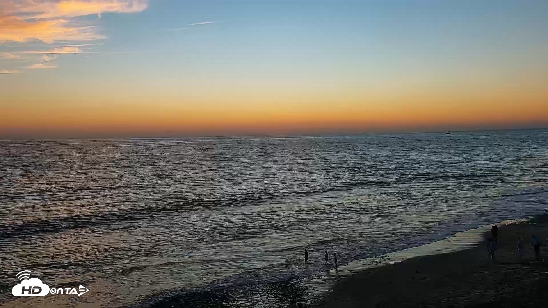 Snapshot of Carlsbad Beach Surf Live Webcam taken Sep 4, 2026, 7:14pm PDT