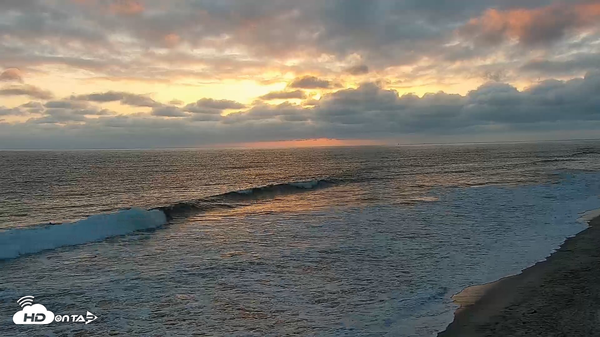 Snapshot of Carlsbad Beach Surf Live Webcam taken May 15, 2026, 7:33pm PDT