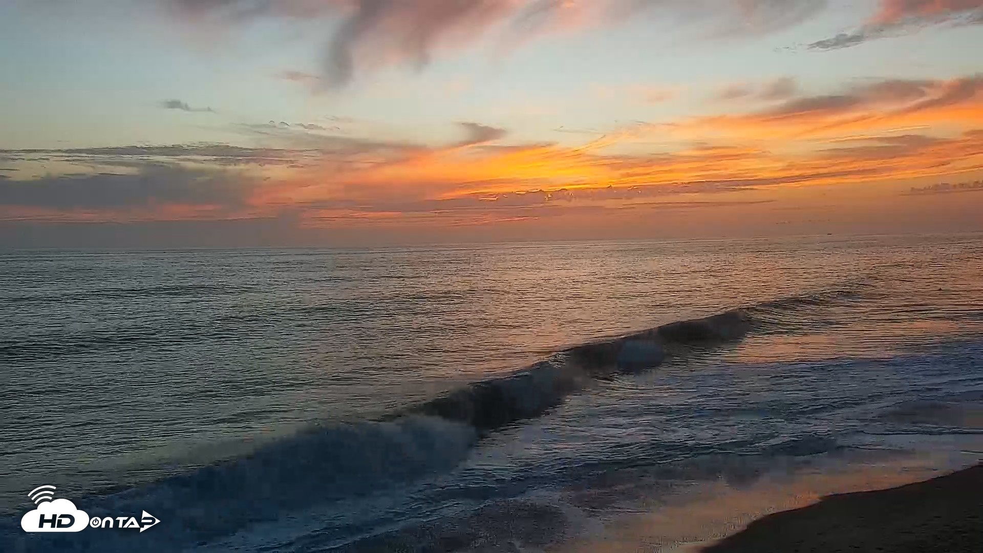 Snapshot of Carlsbad Beach Surf Live Webcam taken Aug 26, 2026, 7:32pm PDT