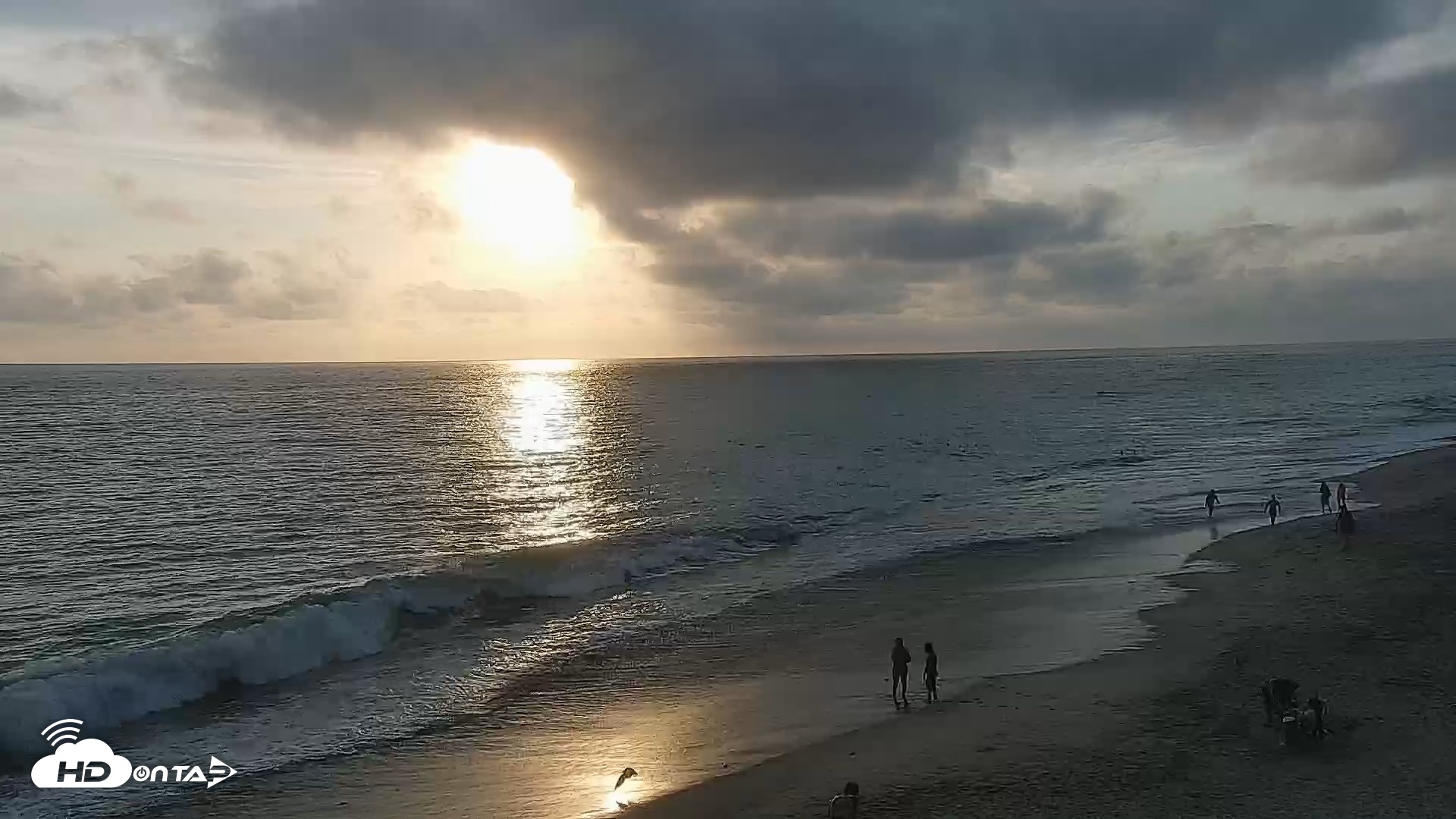 Snapshot of Carlsbad Beach Surf Live Webcam taken Aug 10, 2026, 6:59pm PDT