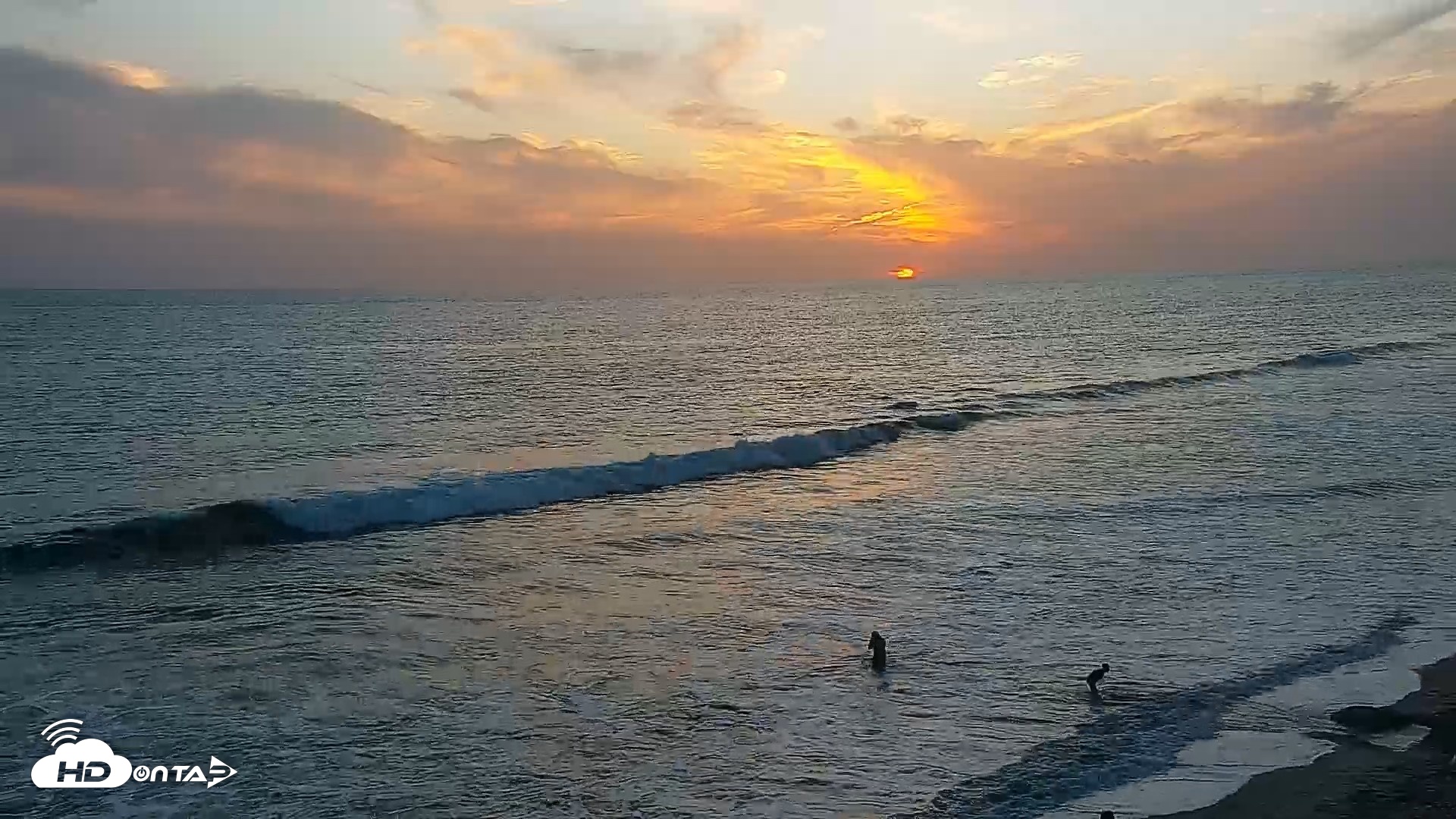 Snapshot of Carlsbad Beach Surf Live Webcam taken Apr 18, 2026, 7:20pm PDT