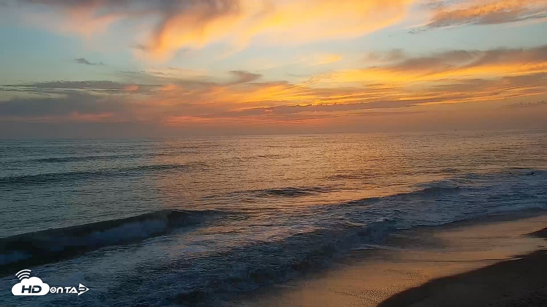 Snapshot of Carlsbad Beach Surf Live Webcam taken Aug 26, 2026, 7:28pm PDT