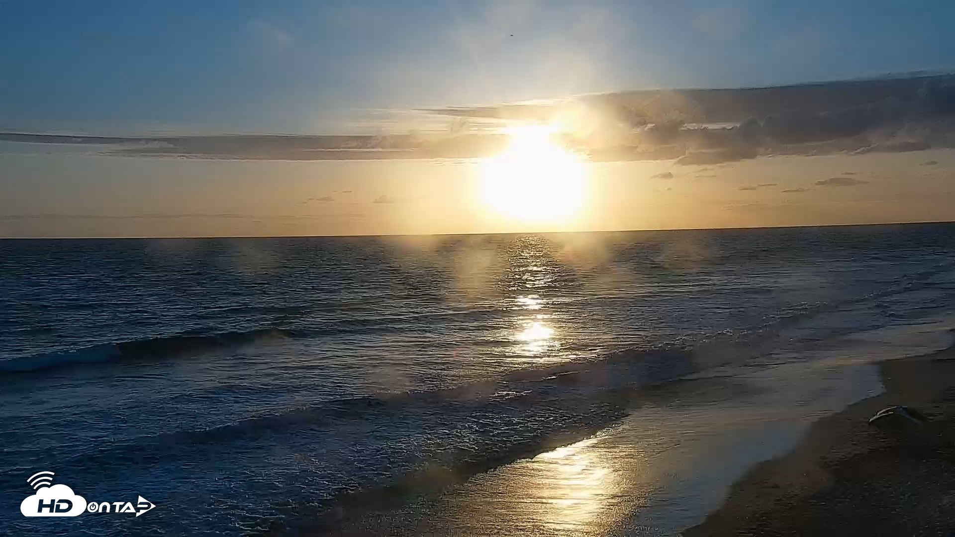 Snapshot of Carlsbad Beach Surf Live Webcam taken May 28, 2026, 7:29pm PDT