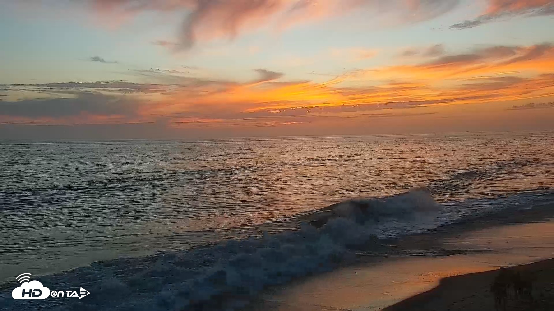 Snapshot of Carlsbad Beach Surf Live Webcam taken Aug 26, 2026, 7:31pm PDT