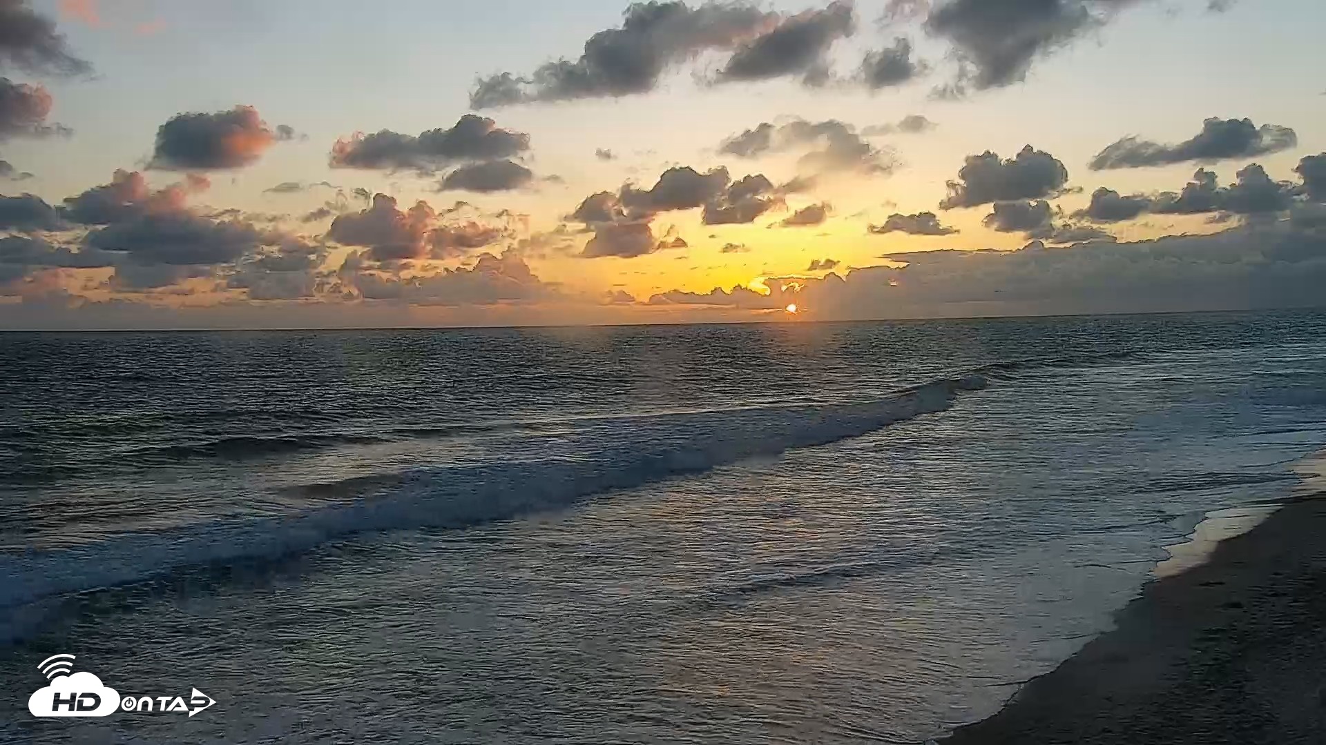 Snapshot of Carlsbad Beach Surf Live Webcam taken May 27, 2026, 7:47pm PDT