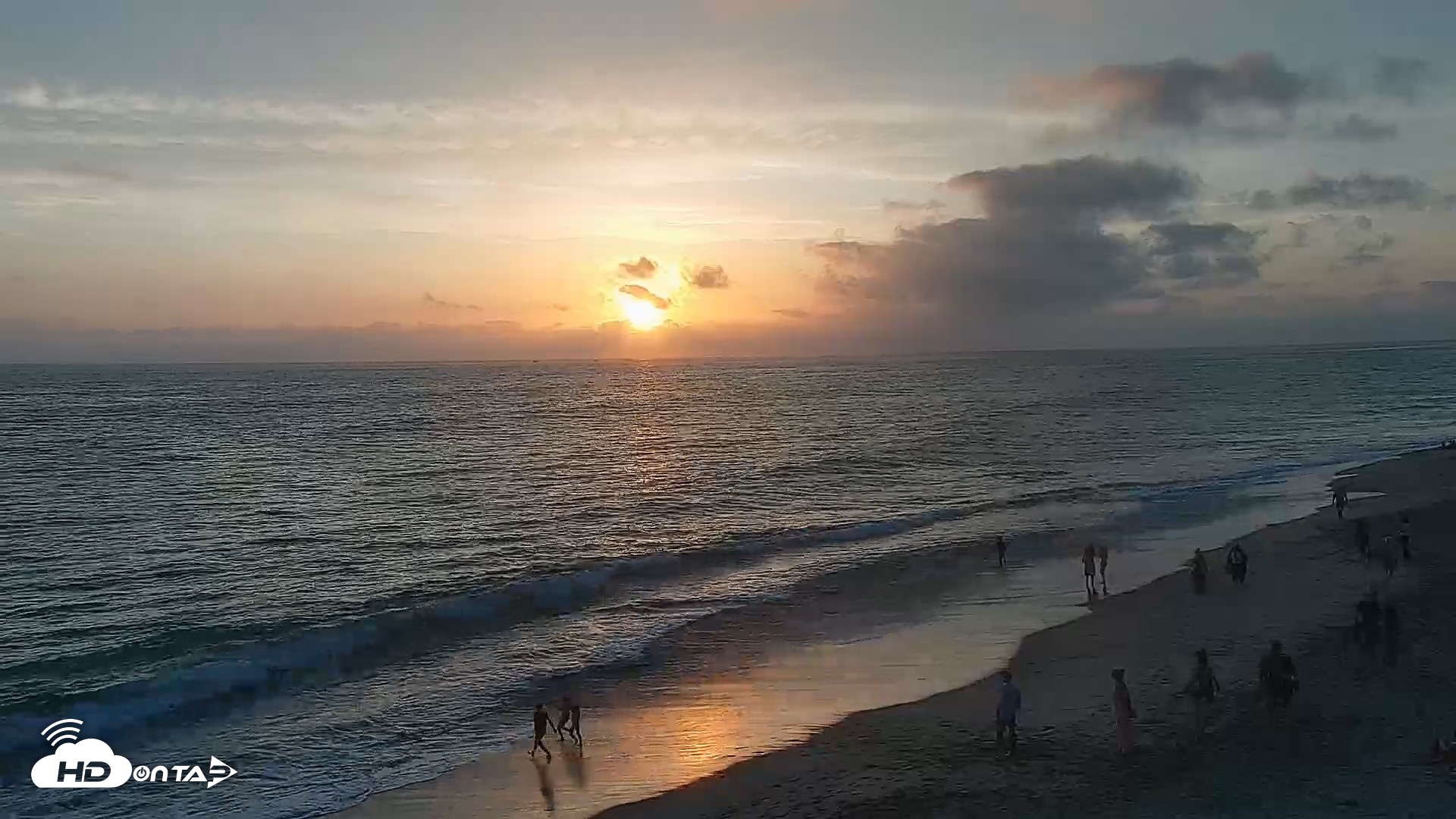 Snapshot of Carlsbad Beach Surf Live Webcam taken Aug 10, 2026, 7:29pm PDT