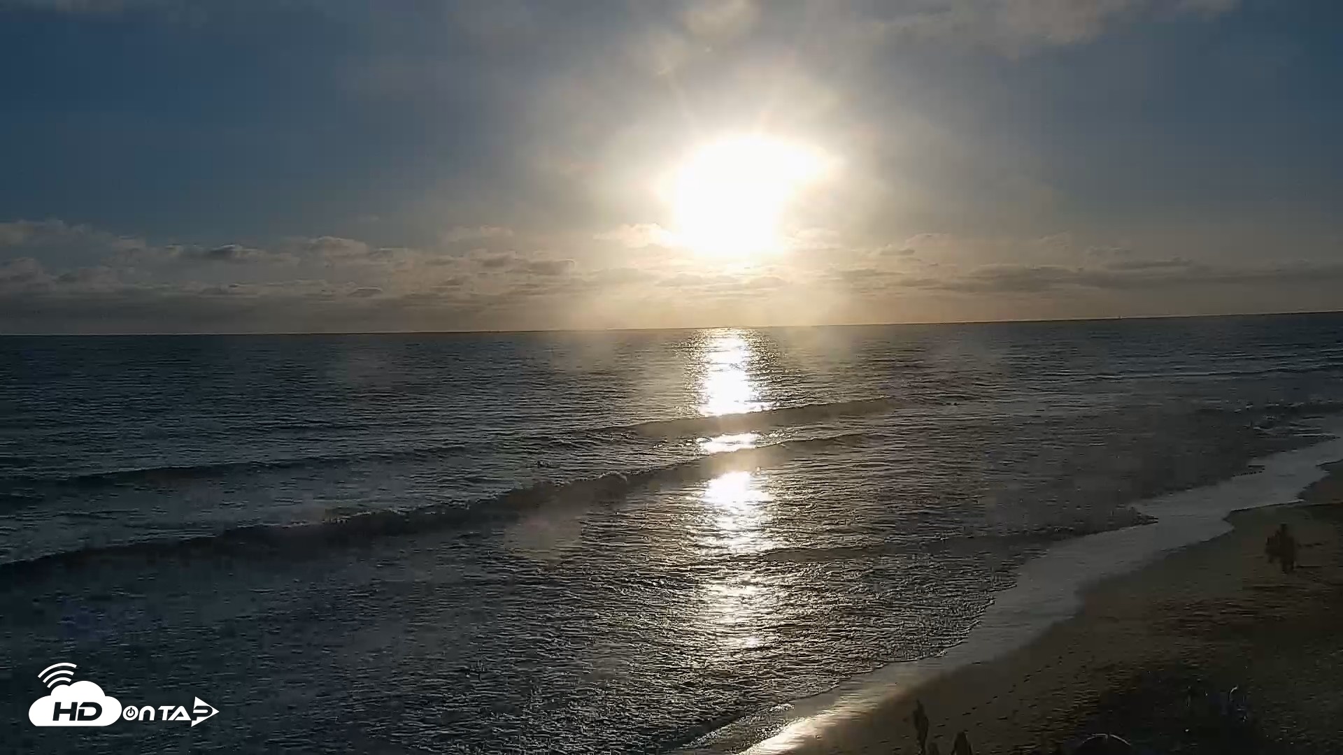 Snapshot of Carlsbad Beach Surf Live Webcam taken May 30, 2026, 7:21pm PDT