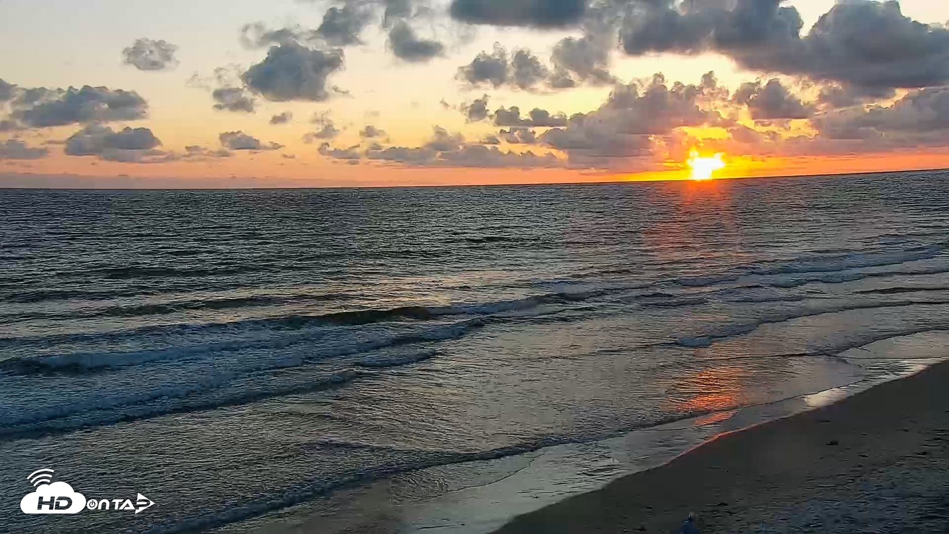 Snapshot of Carlsbad Beach Surf Live Webcam taken May 5, 2026, 7:31pm PDT