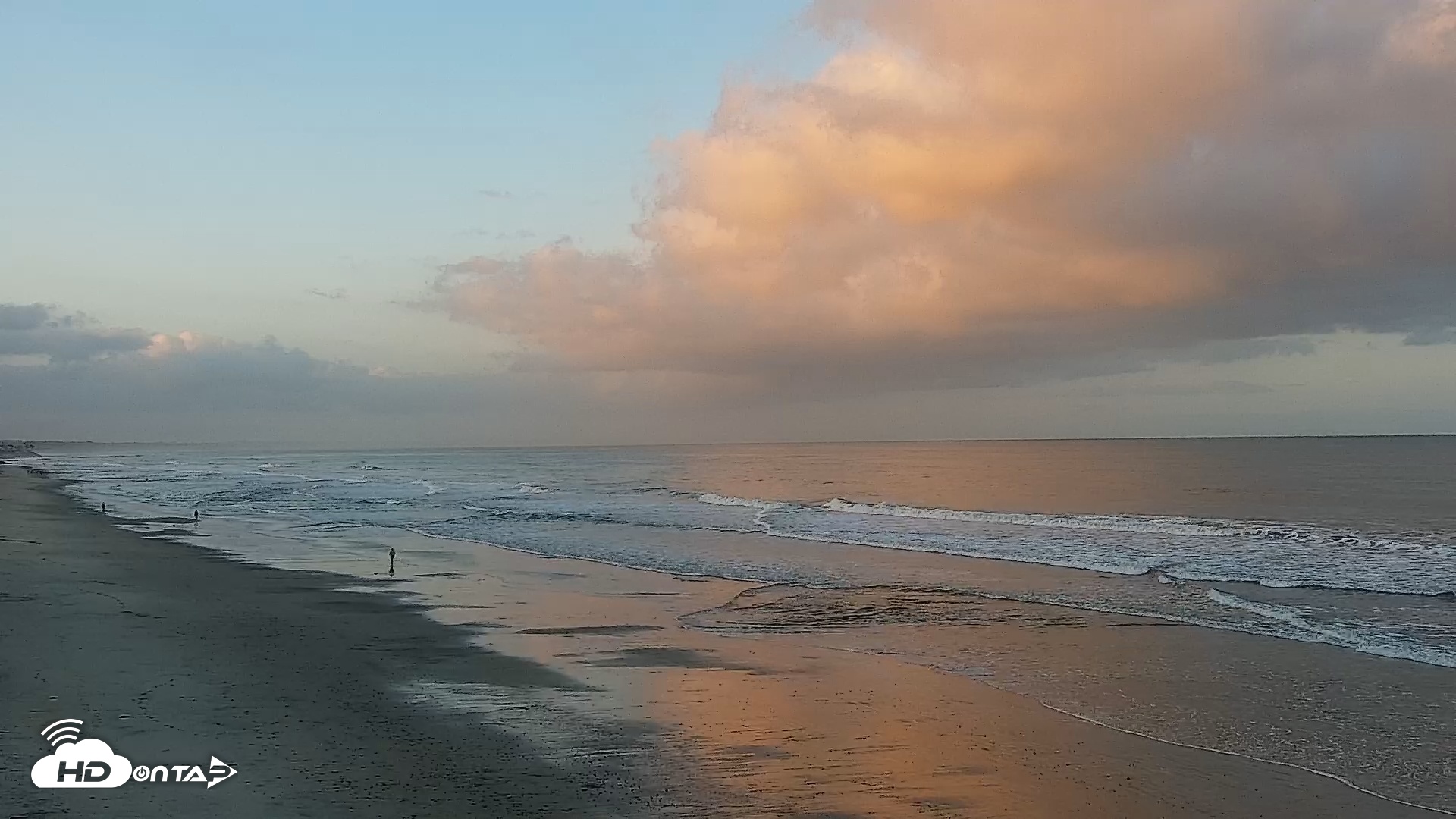 Snapshot of Carlsbad Beach Surf Live Webcam taken May 14, 2025, 6:09am PDT