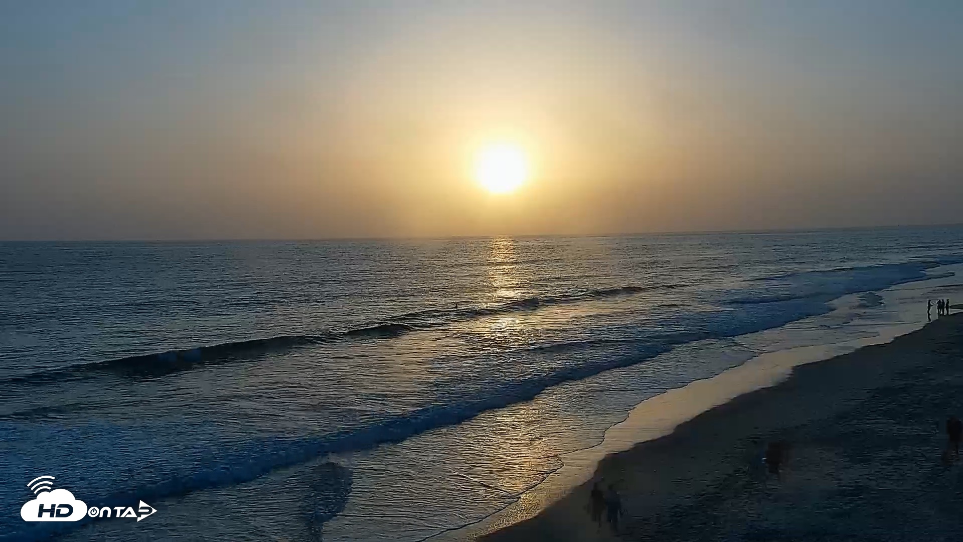 Snapshot of Carlsbad Beach Surf Live Webcam taken May 18, 2026, 7:25pm PDT