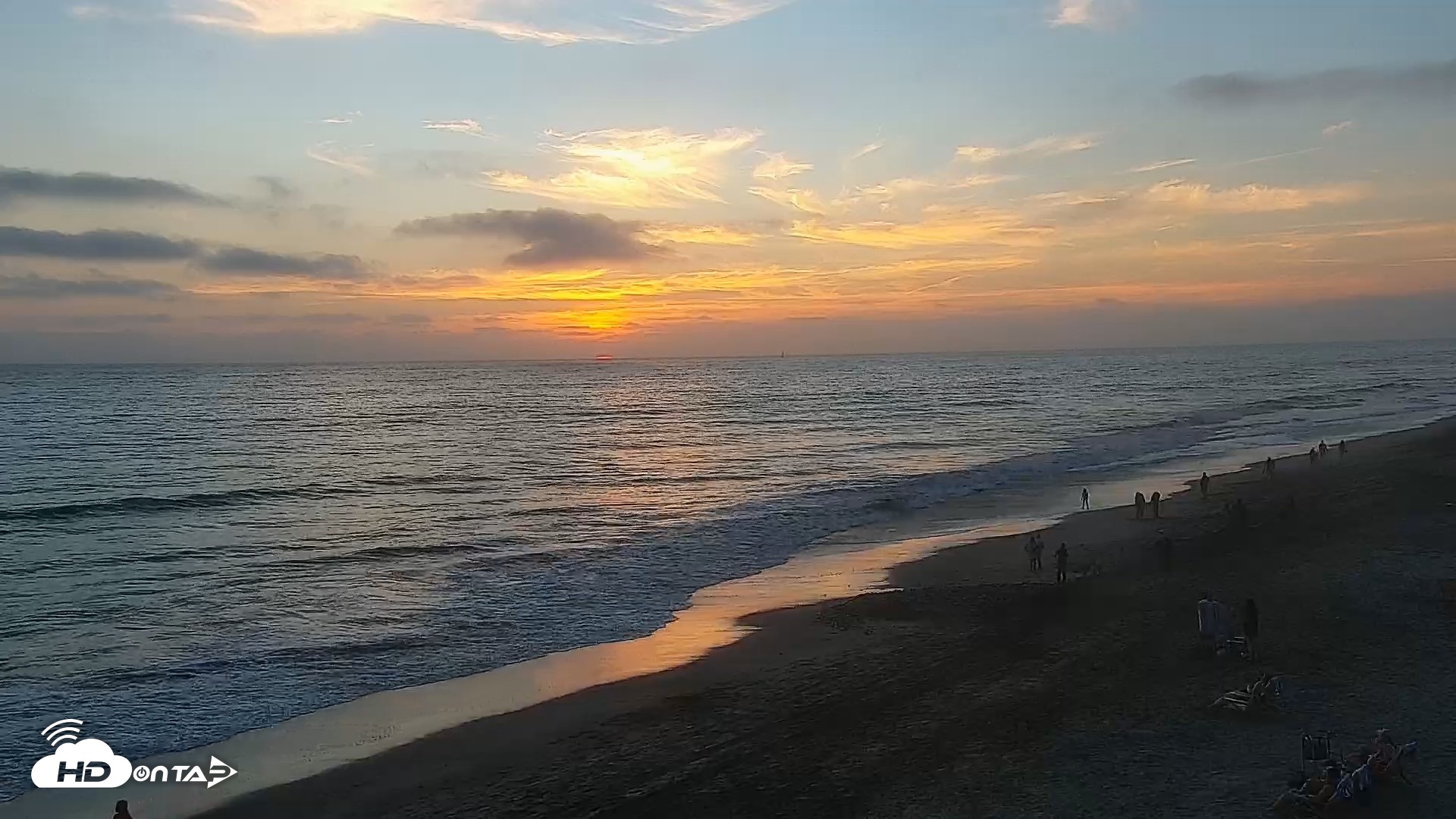 Snapshot of Carlsbad Beach Surf Live Webcam taken Aug 18, 2026, 7:32pm PDT