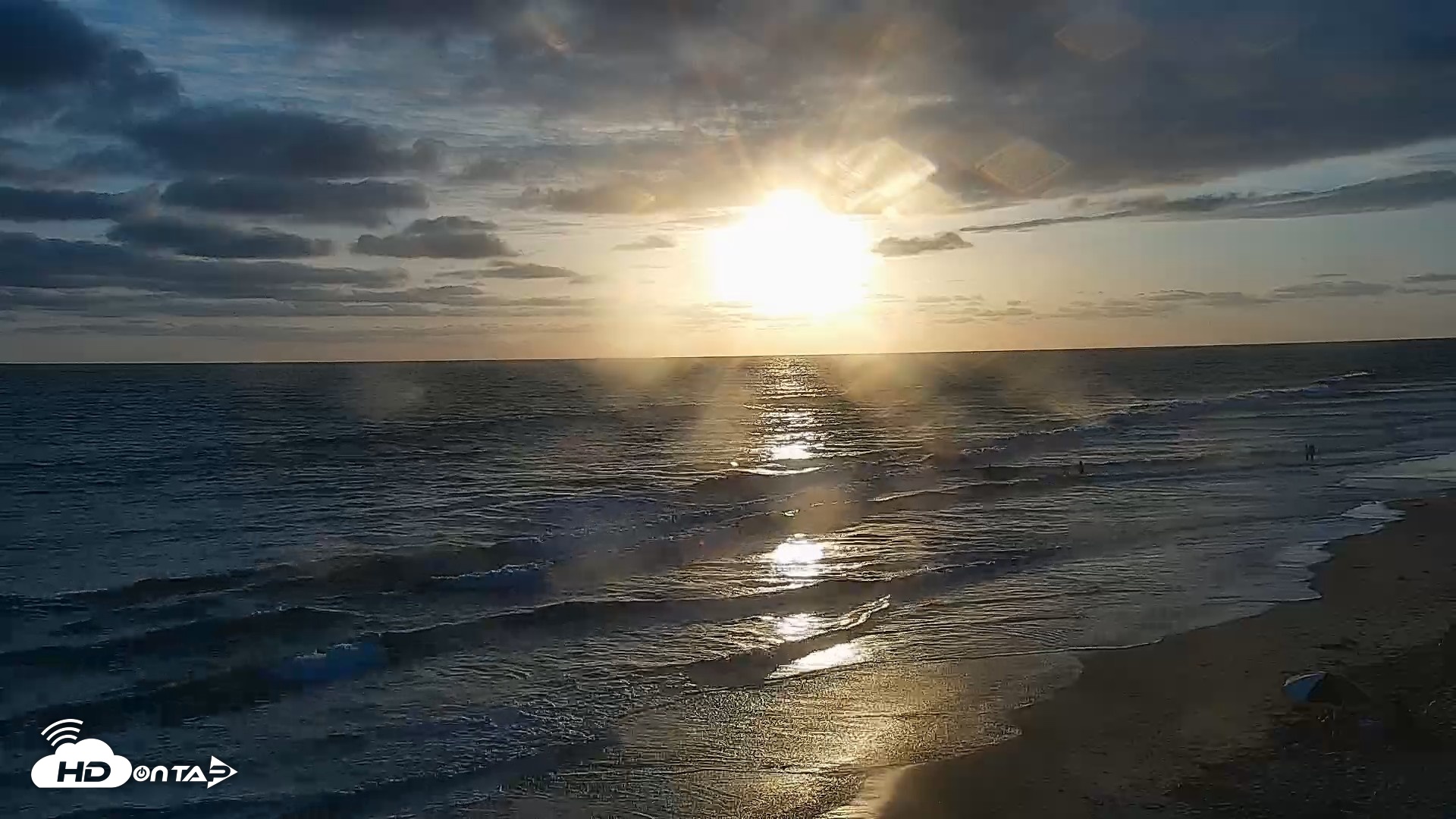 Snapshot of Carlsbad Beach Surf Live Webcam taken May 25, 2026, 7:26pm PDT