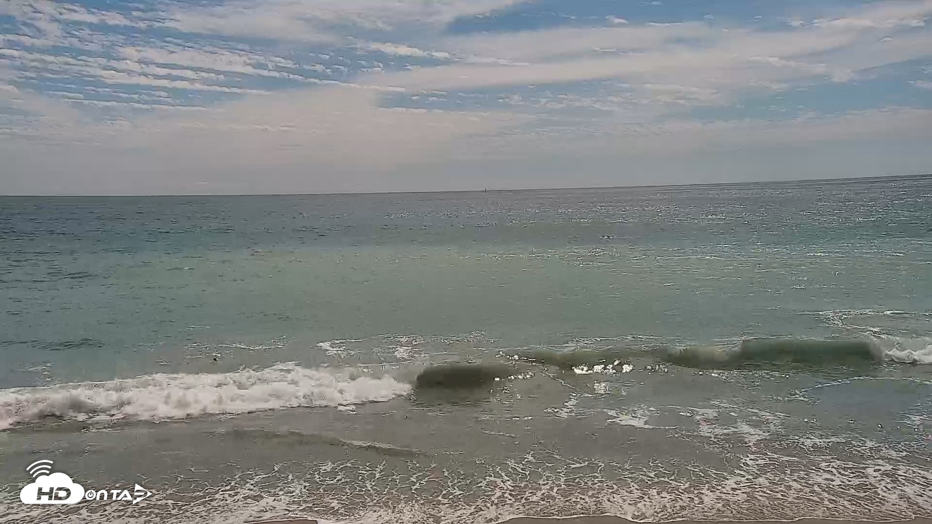 Snapshot of Carlsbad Beach Surf Live Webcam taken Aug 15, 2026, 2:53pm PDT