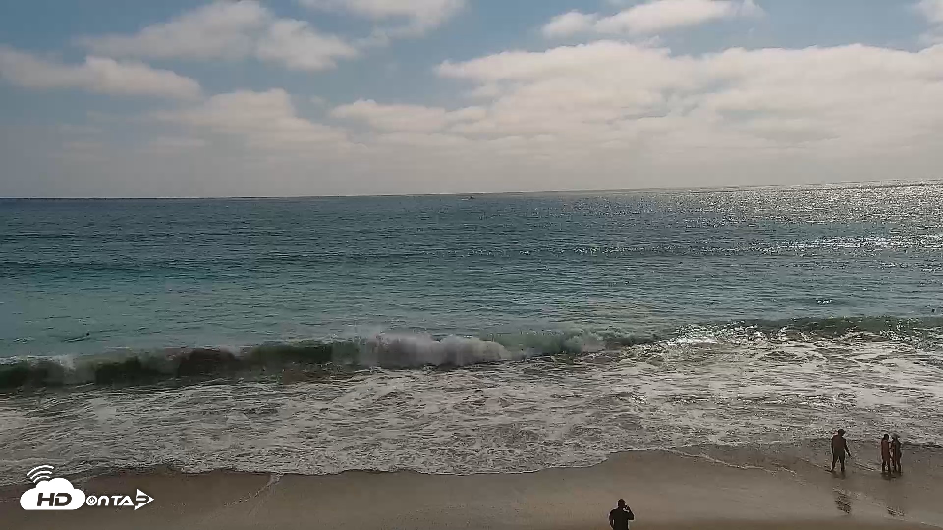 Snapshot of Carlsbad Beach Surf Live Webcam taken Aug 12, 2026, 3:52pm PDT