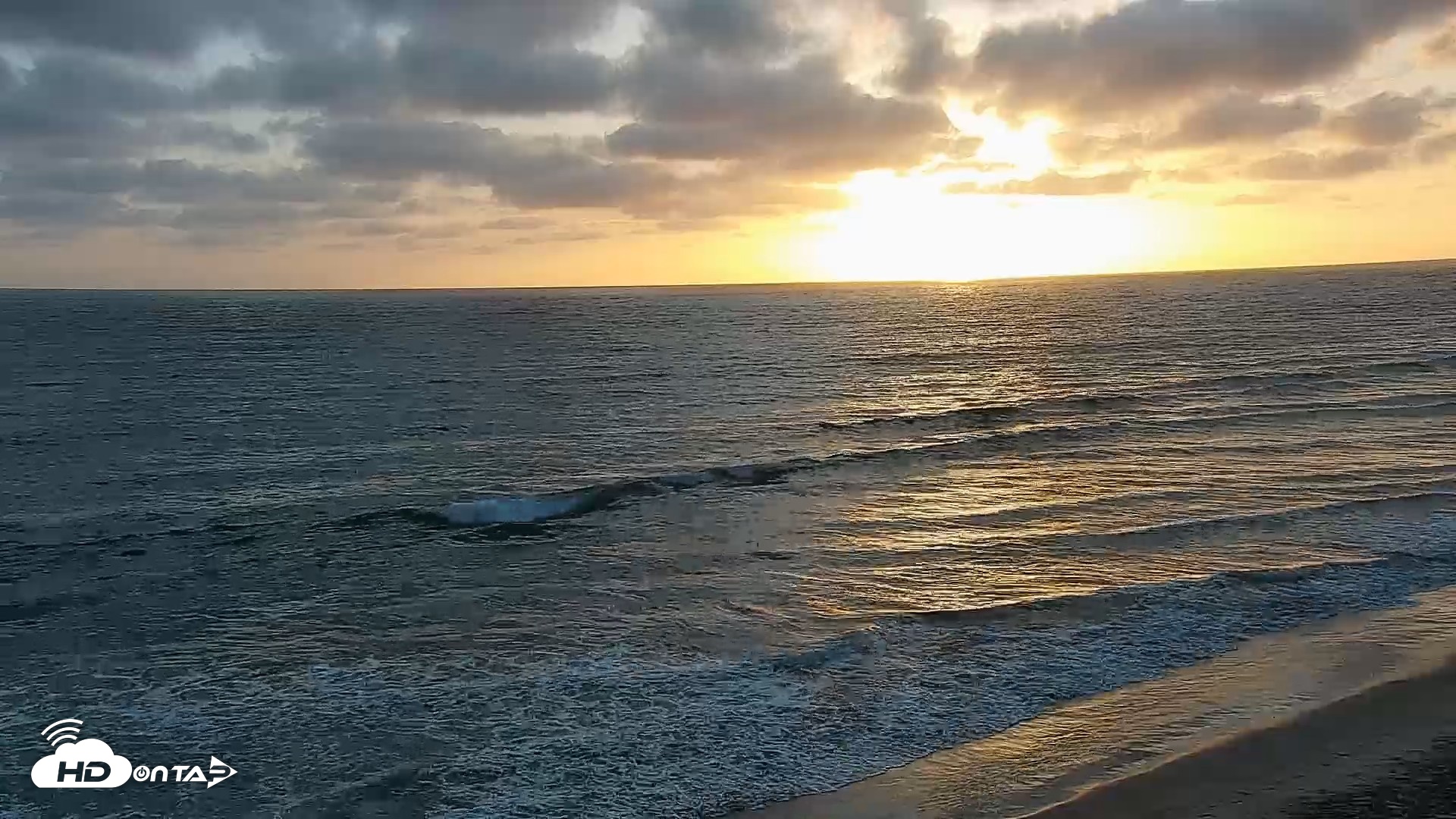 Snapshot of Carlsbad Beach Surf Live Webcam taken Apr 29, 2026, 7:11pm PDT