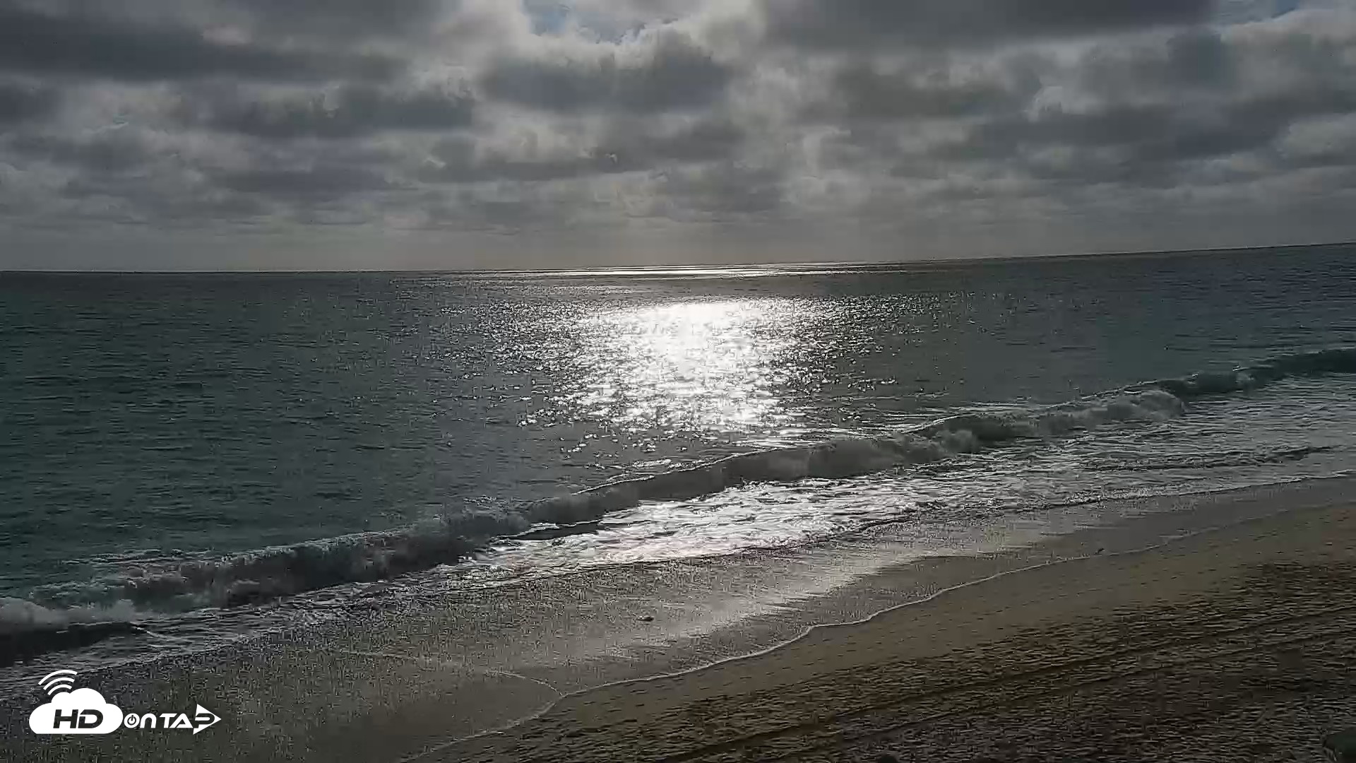 Snapshot of Carlsbad Beach Surf Live Webcam taken Aug 12, 2026, 5:34pm PDT