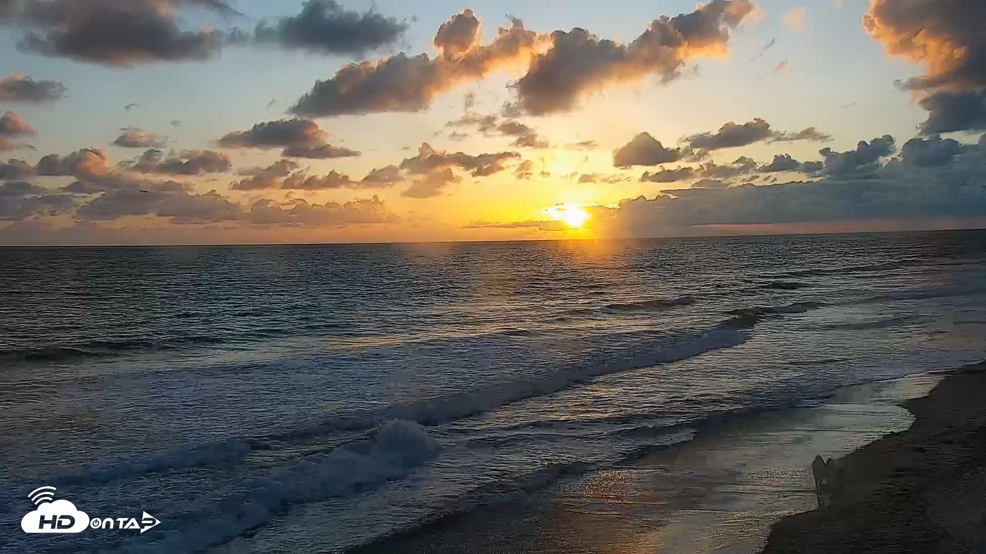 Snapshot of Carlsbad Beach Surf Live Webcam taken May 27, 2026, 7:45pm PDT
