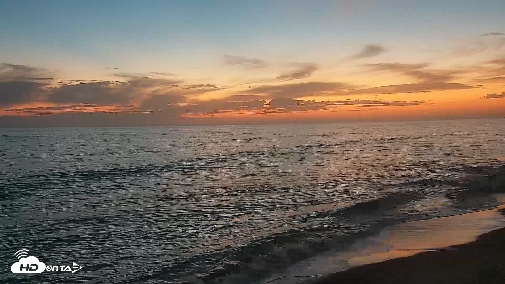 Snapshot of Carlsbad Beach Surf Live Webcam taken Aug 26, 2026, 7:52pm PDT