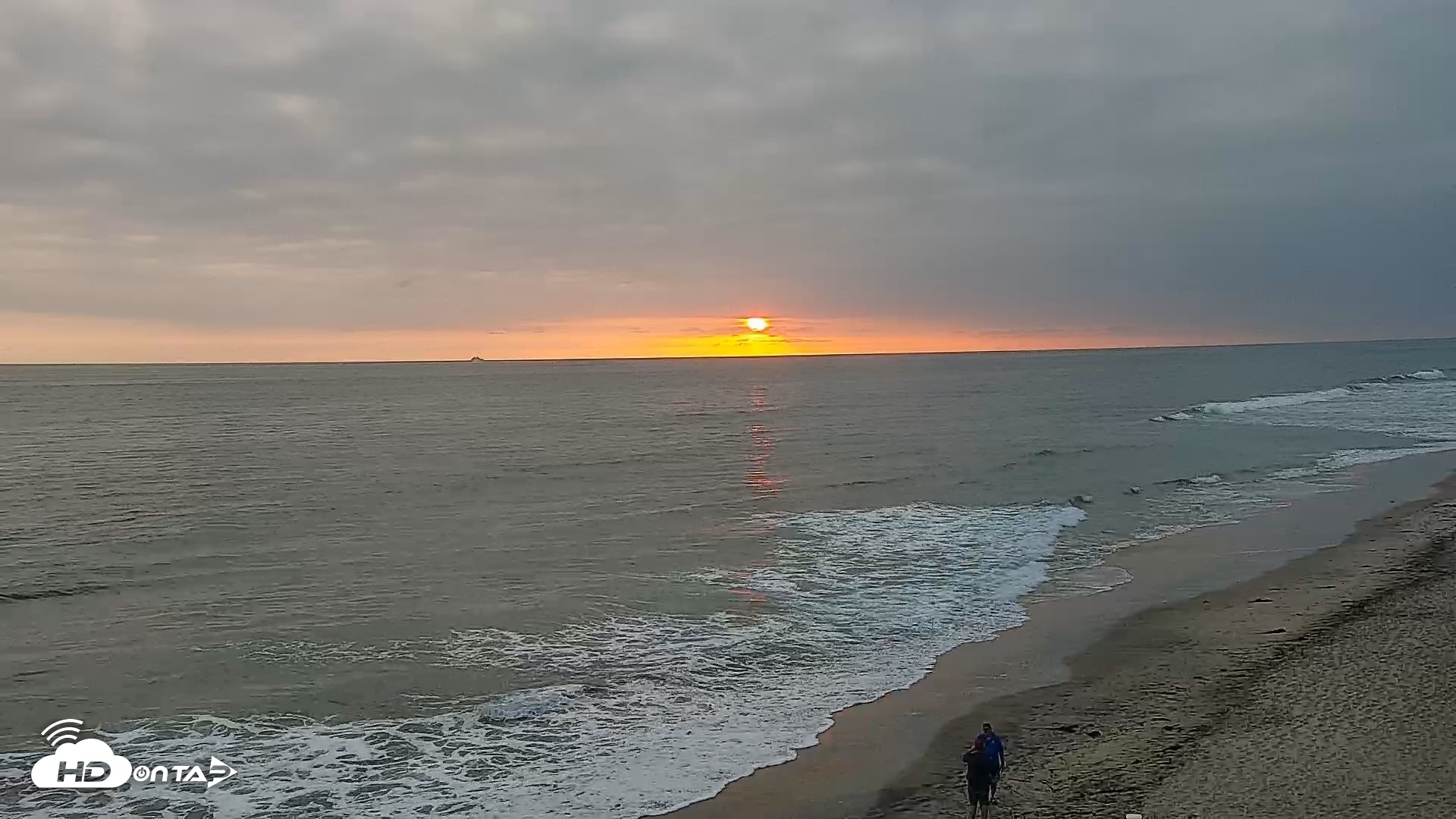 Snapshot of Carlsbad Beach Surf Live Webcam taken May 12, 2026, 7:33pm PDT