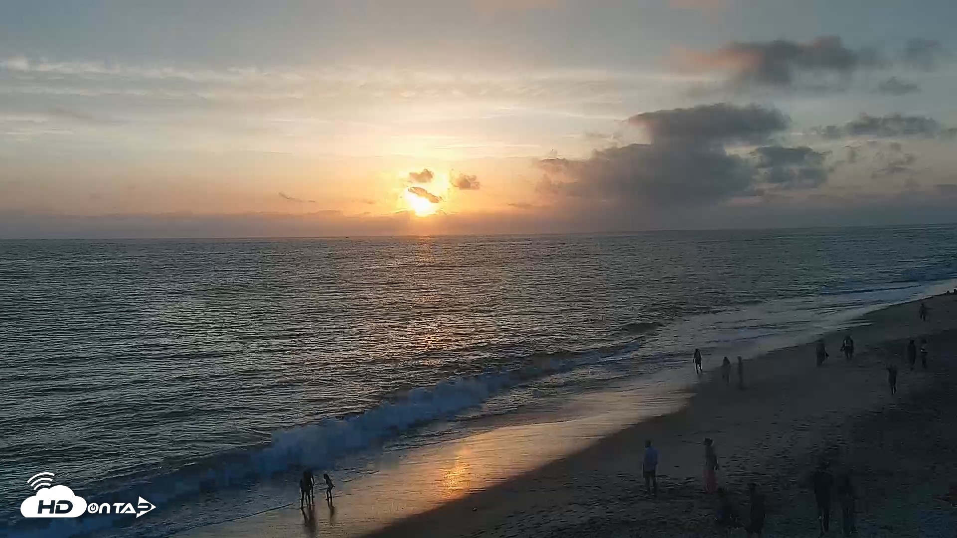 Snapshot of Carlsbad Beach Surf Live Webcam taken Aug 10, 2026, 7:28pm PDT