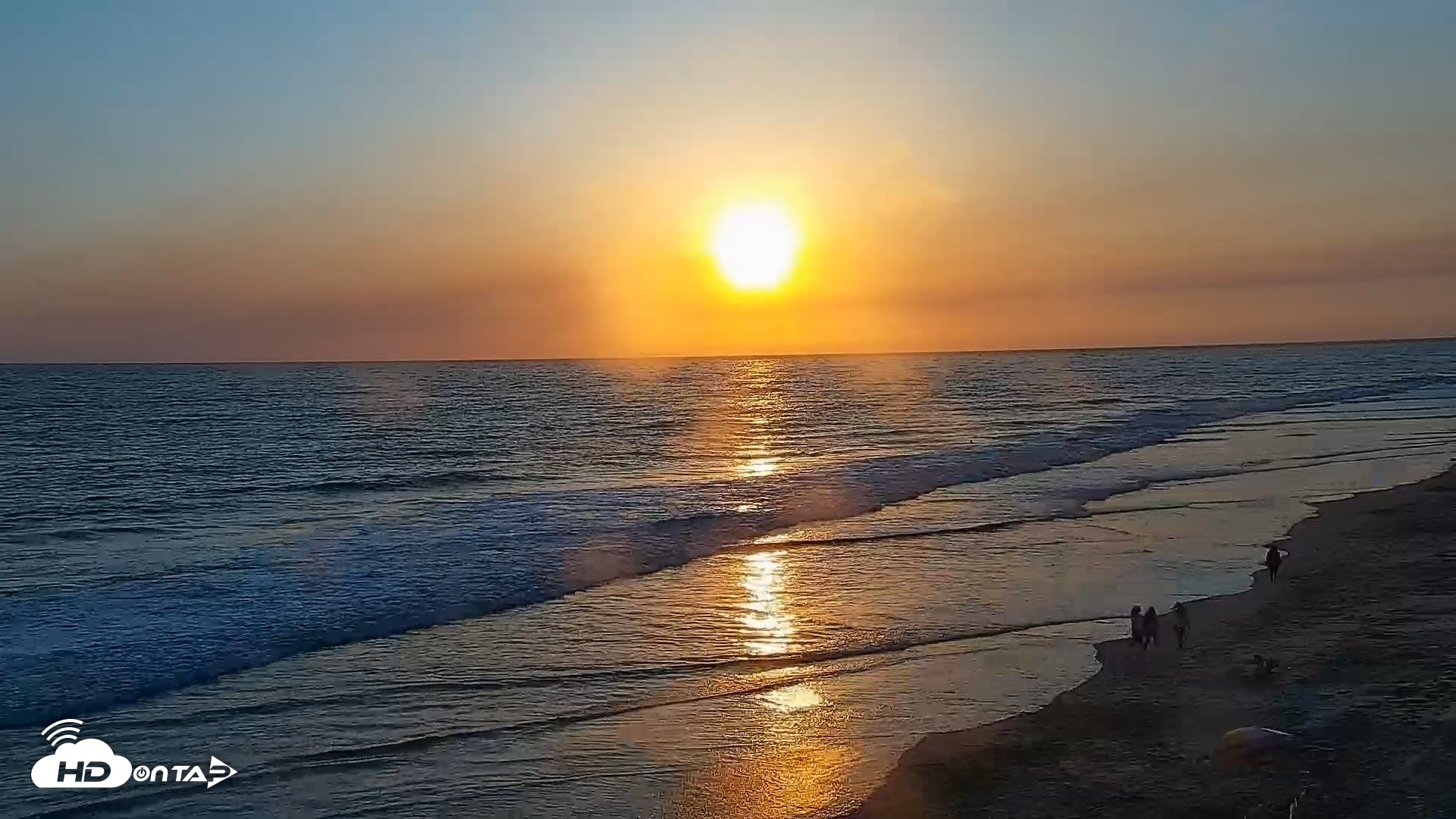 Snapshot of Carlsbad Beach Surf Live Webcam taken May 19, 2026, 7:24pm PDT