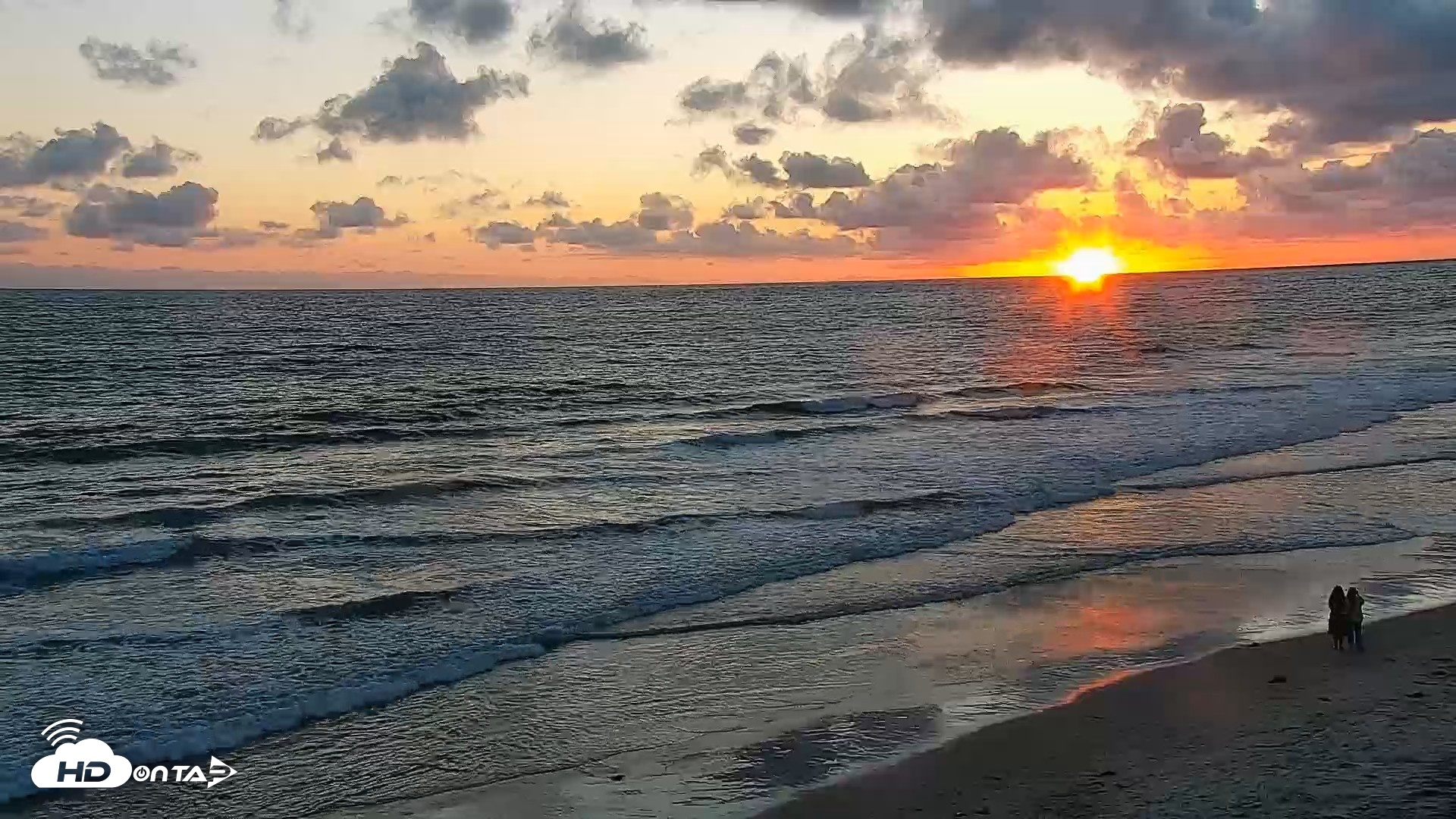 Snapshot of Carlsbad Beach Surf Live Webcam taken May 5, 2026, 7:35pm PDT