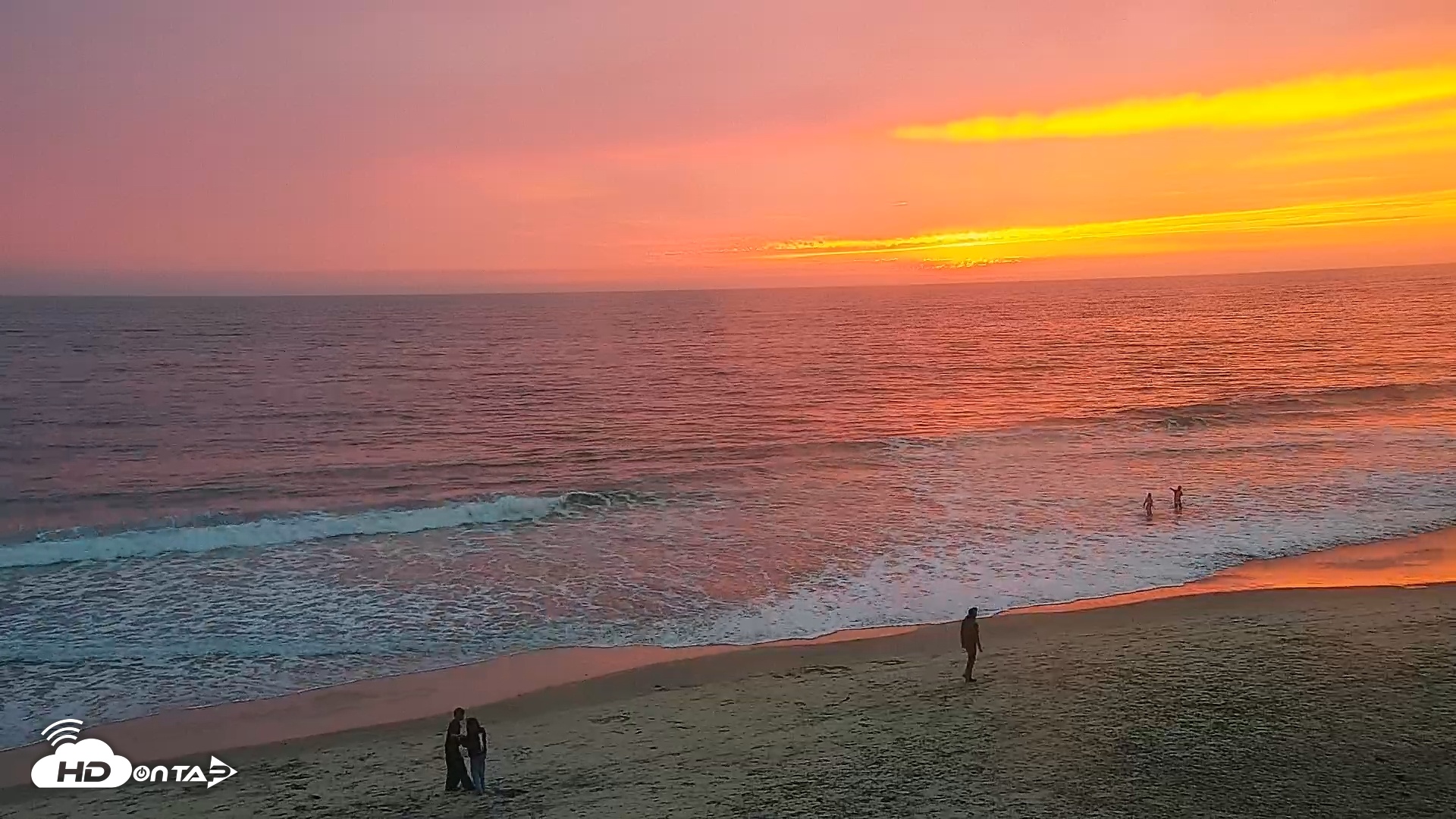 Snapshot of Carlsbad Beach Surf Live Webcam taken Sep 21, 2025, 6:49pm PDT