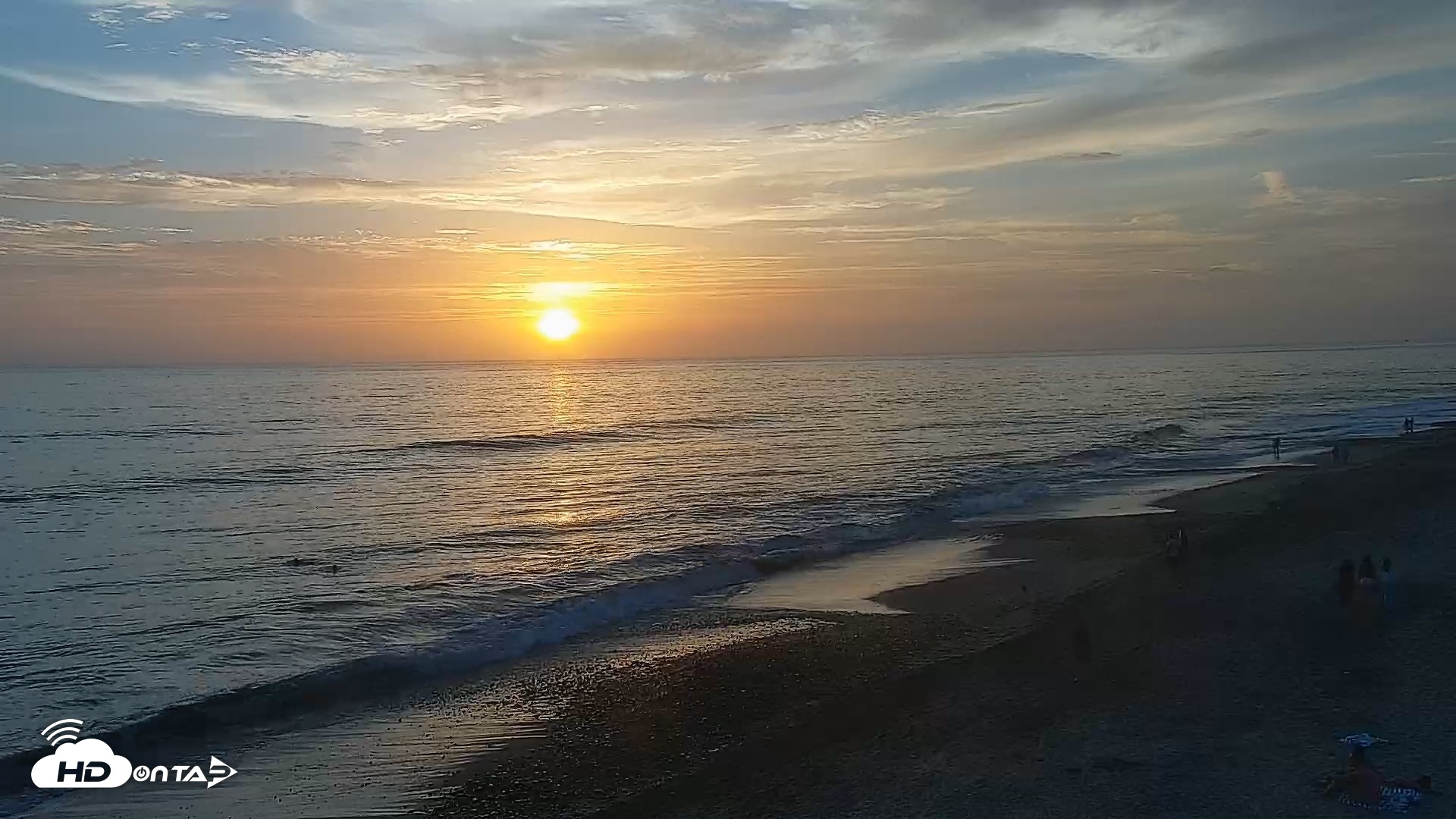 Snapshot of Carlsbad Beach Surf Live Webcam taken Aug 20, 2026, 7:22pm PDT