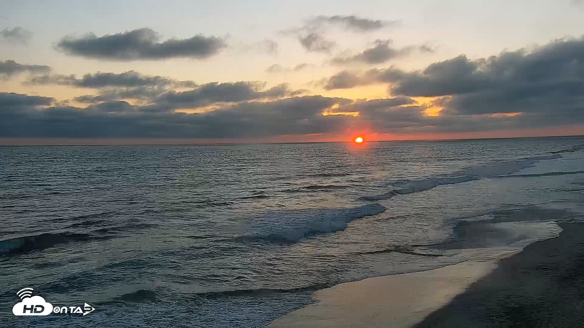 Snapshot of Carlsbad Beach Surf Live Webcam taken May 30, 2026, 7:52pm PDT