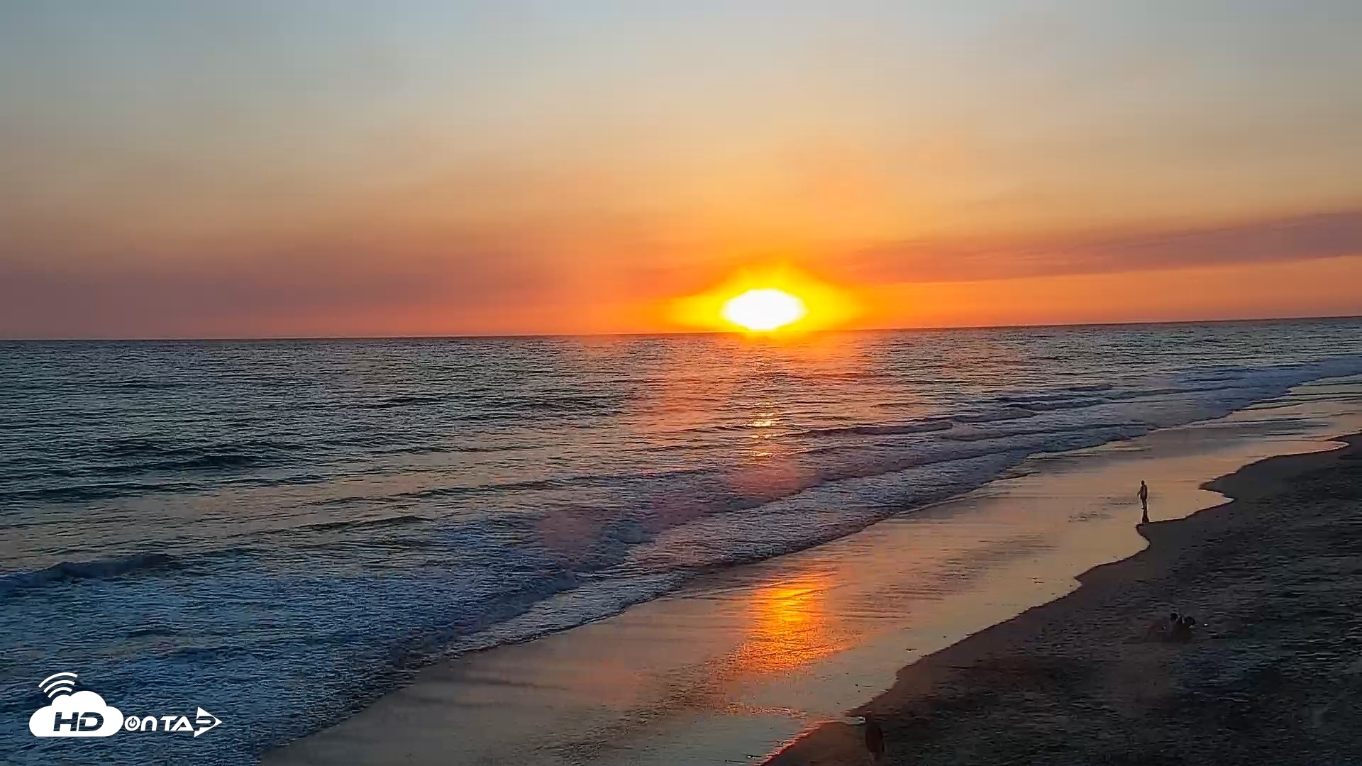 Snapshot of Carlsbad Beach Surf Live Webcam taken May 19, 2026, 7:40pm PDT