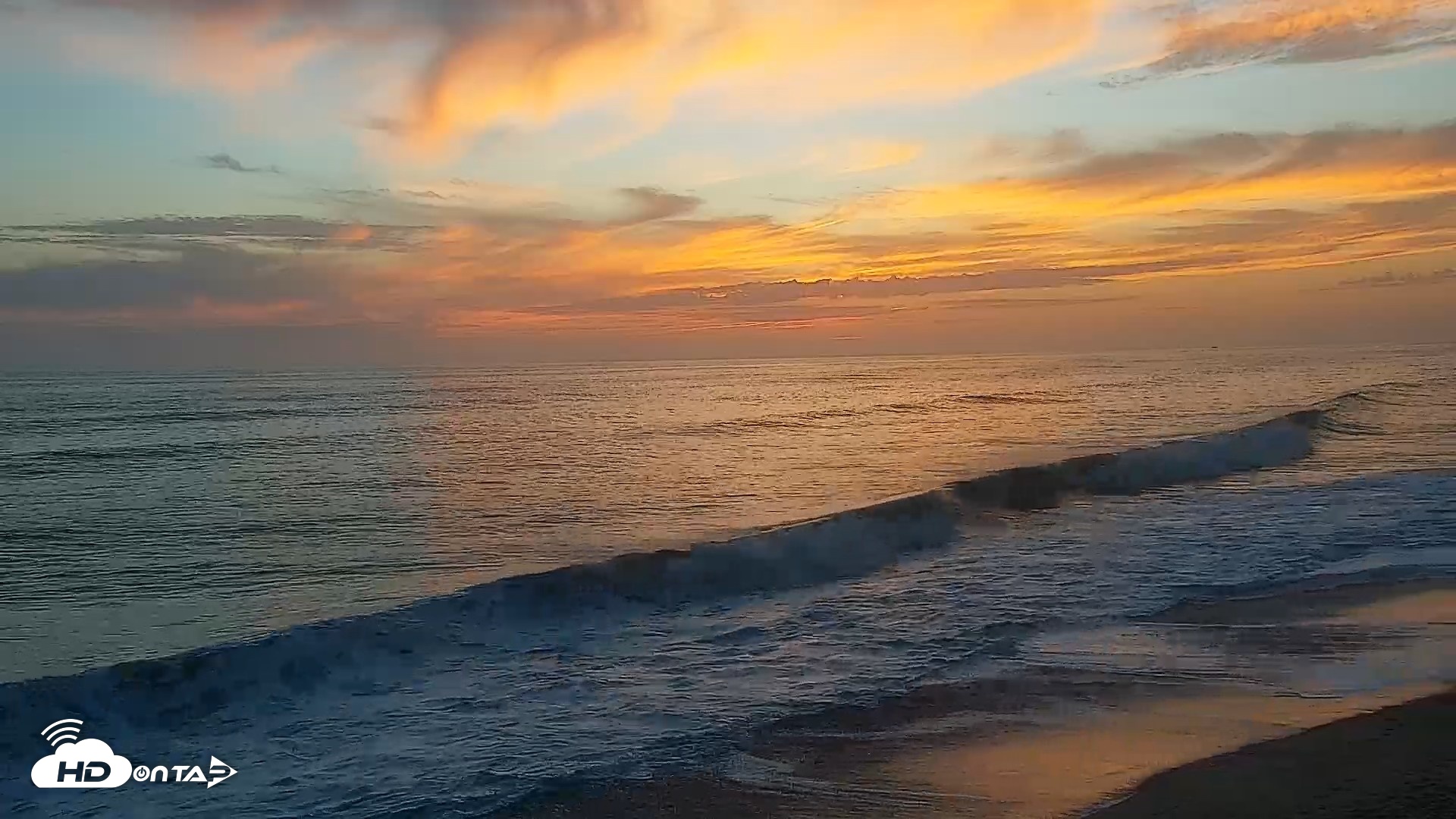 Snapshot of Carlsbad Beach Surf Live Webcam taken Aug 26, 2026, 7:29pm PDT