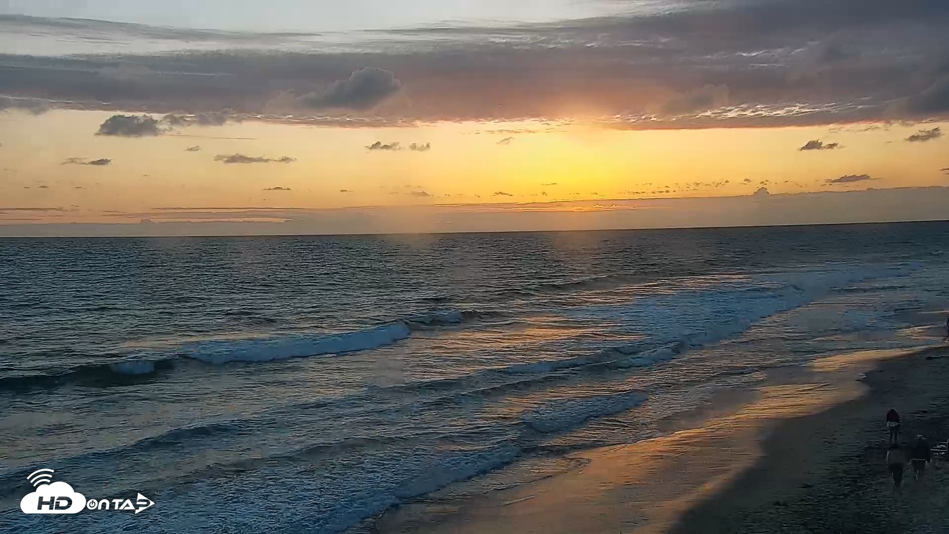 Snapshot of Carlsbad Beach Surf Live Webcam taken May 28, 2026, 7:49pm PDT
