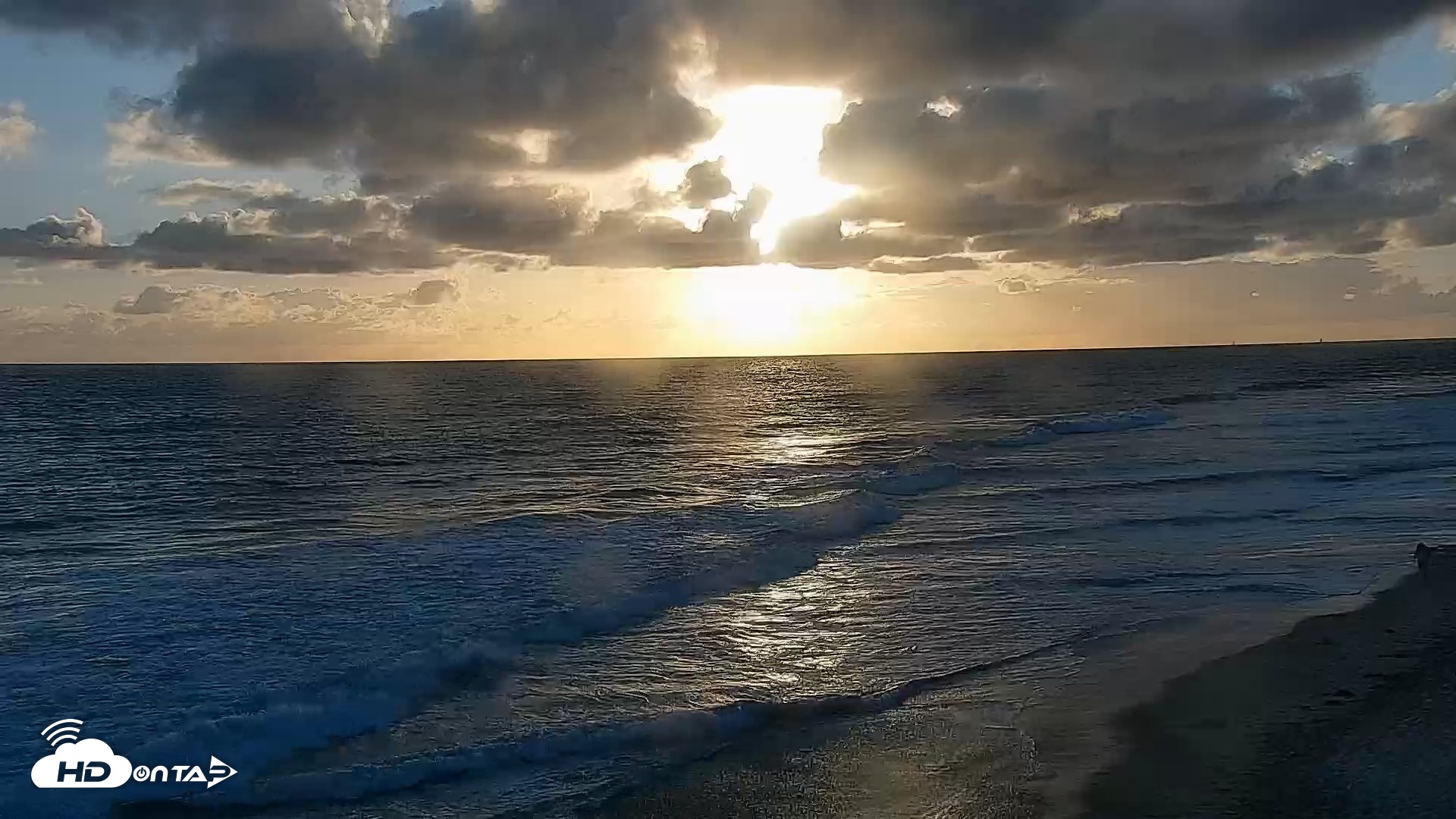 Snapshot of Carlsbad Beach Surf Live Webcam taken May 27, 2026, 7:18pm PDT