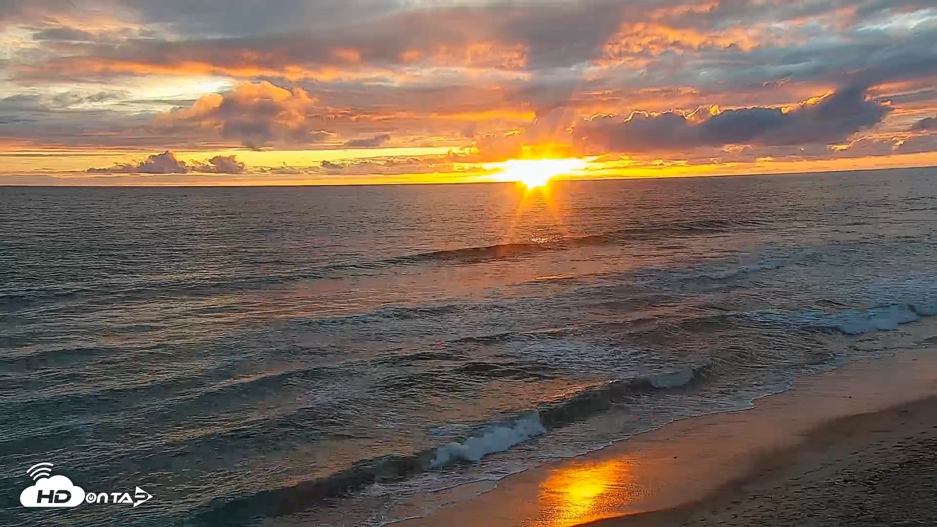 Snapshot of Carlsbad Beach Surf Live Webcam taken Apr 12, 2026, 7:18pm PDT