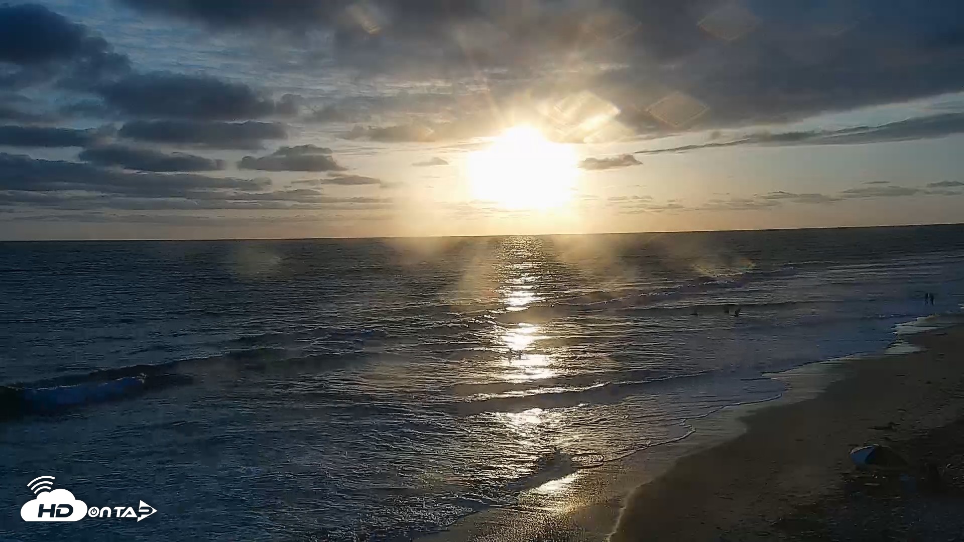 Snapshot of Carlsbad Beach Surf Live Webcam taken May 25, 2026, 7:25pm PDT