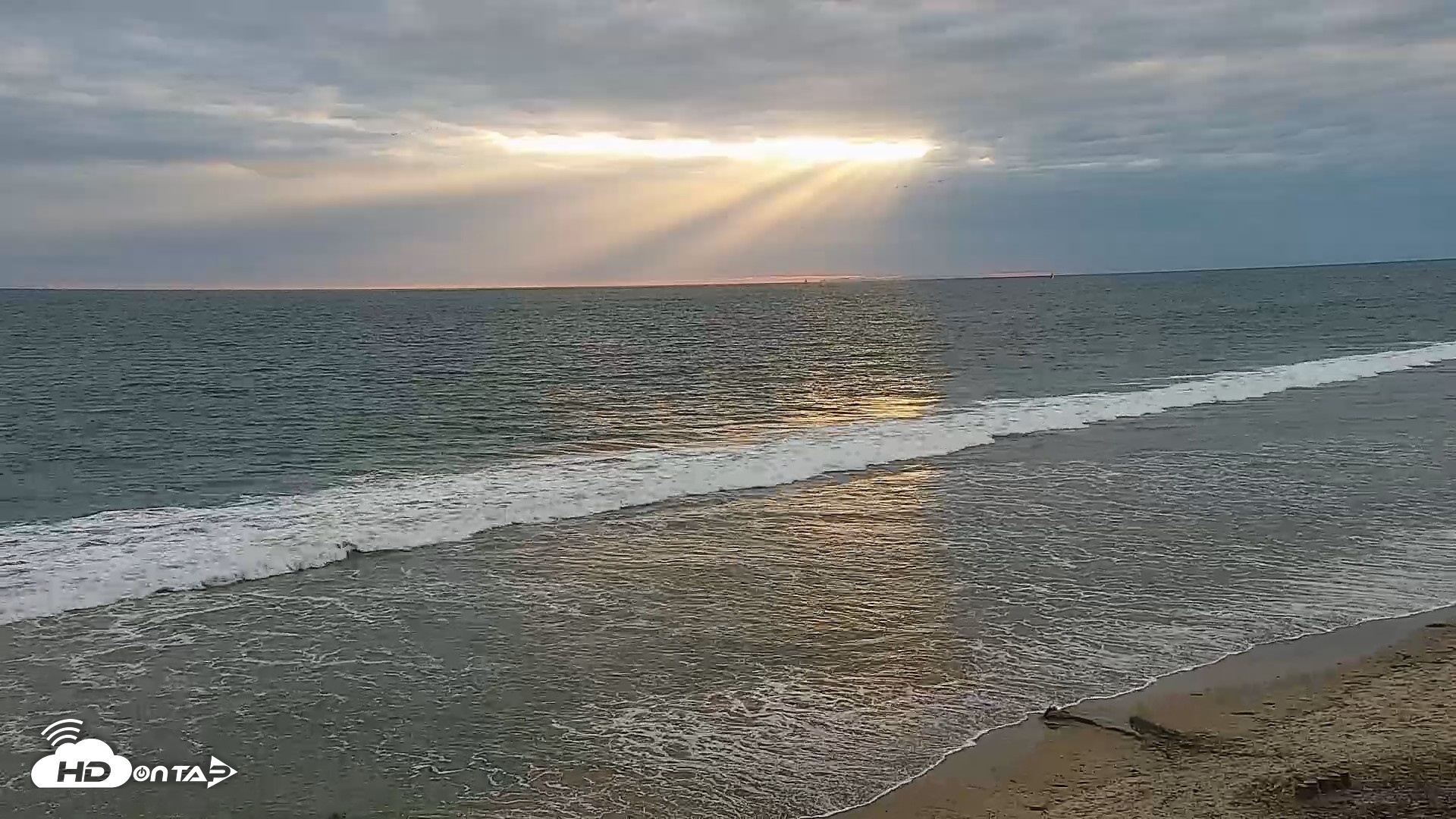Snapshot of Carlsbad Beach Surf Live Webcam taken May 3, 2026, 7:01pm PDT