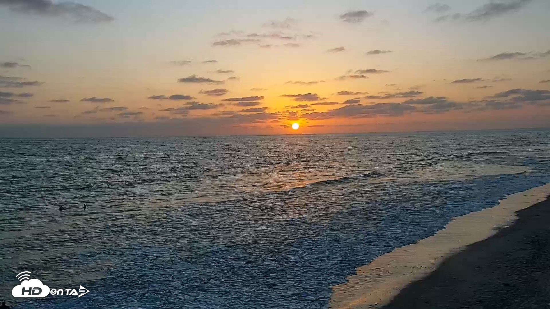 Snapshot of Carlsbad Beach Surf Live Webcam taken May 14, 2026, 7:38pm PDT