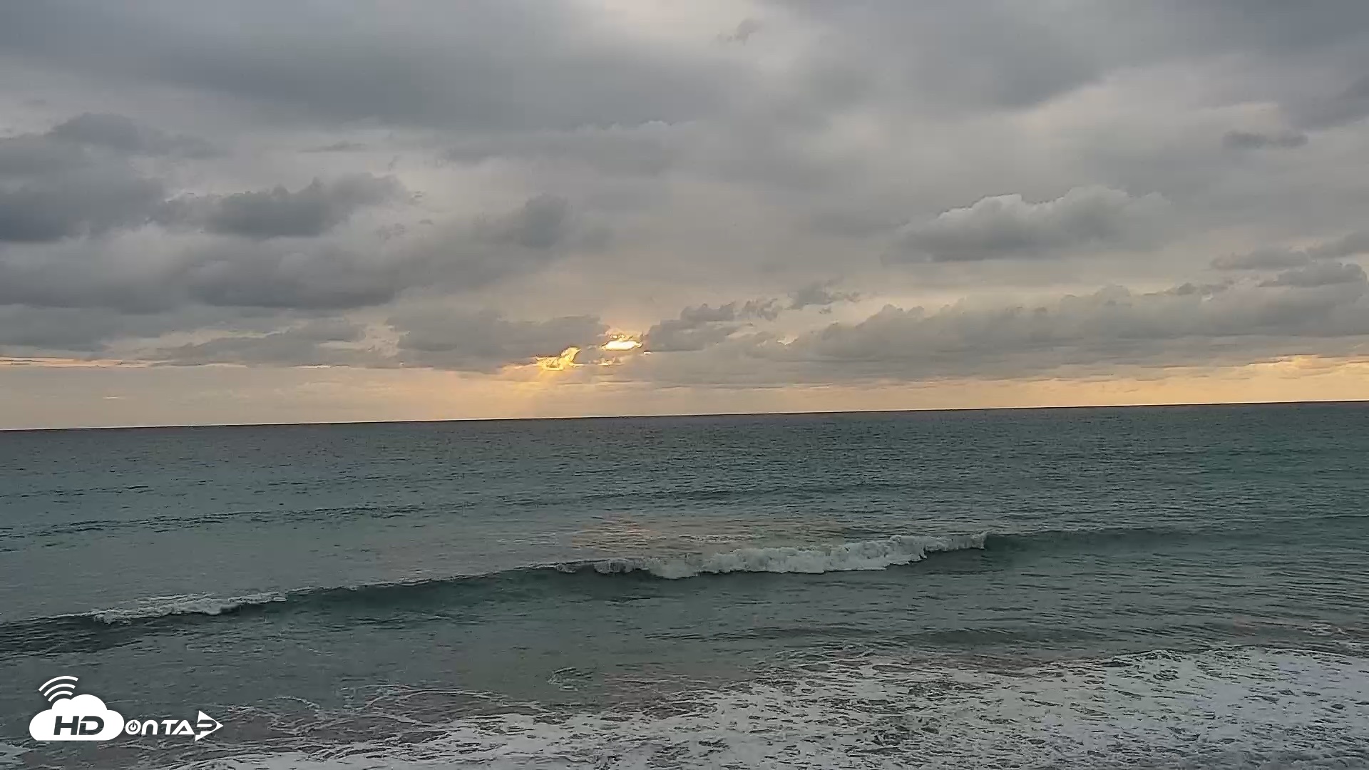 Snapshot of Carlsbad Beach Surf Live Webcam taken Oct 29, 2026, 5:34pm PDT