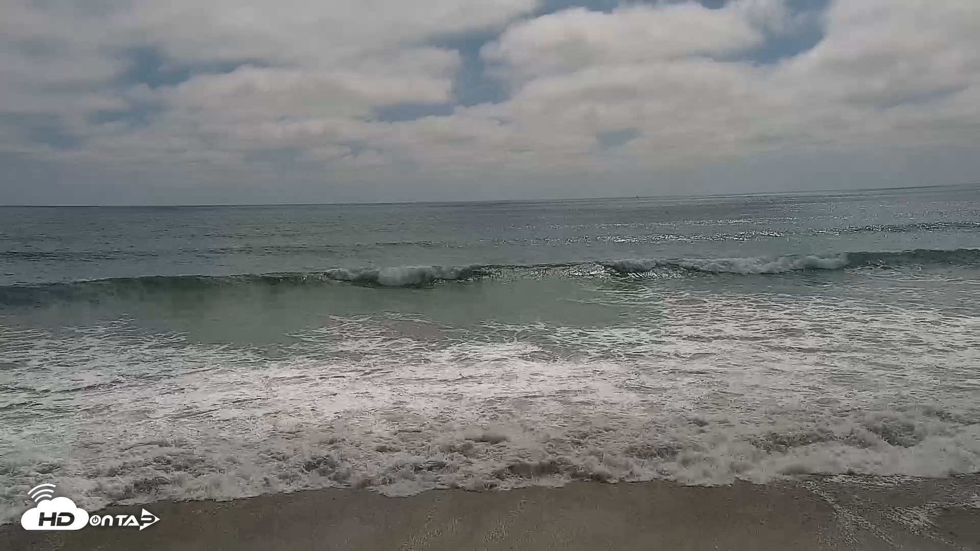 Snapshot of Carlsbad Beach Surf Live Webcam taken Aug 16, 2026, 3:13pm PDT