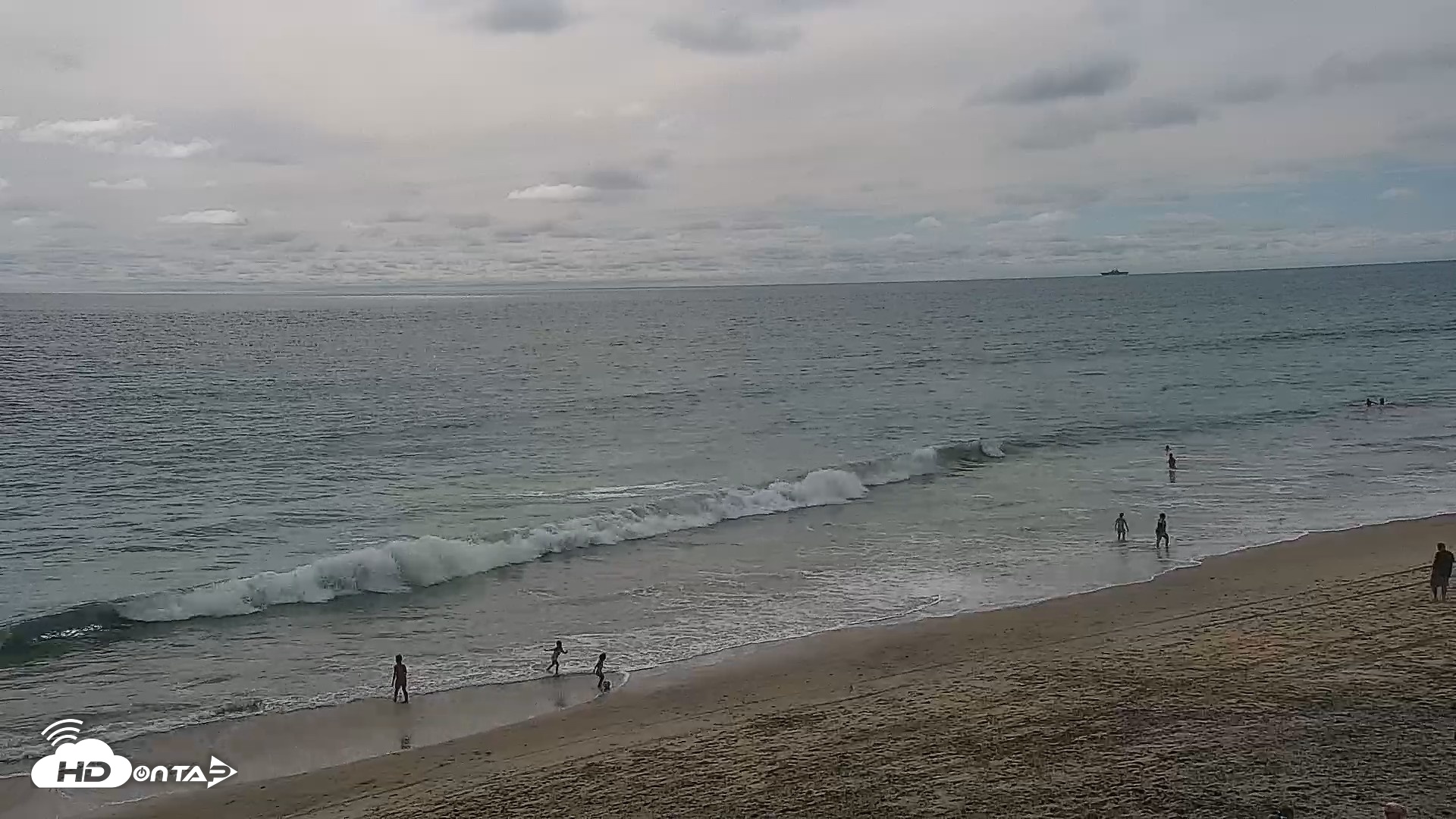 Snapshot of Carlsbad Beach Surf Live Webcam taken Aug 13, 2026, 4:10pm PDT